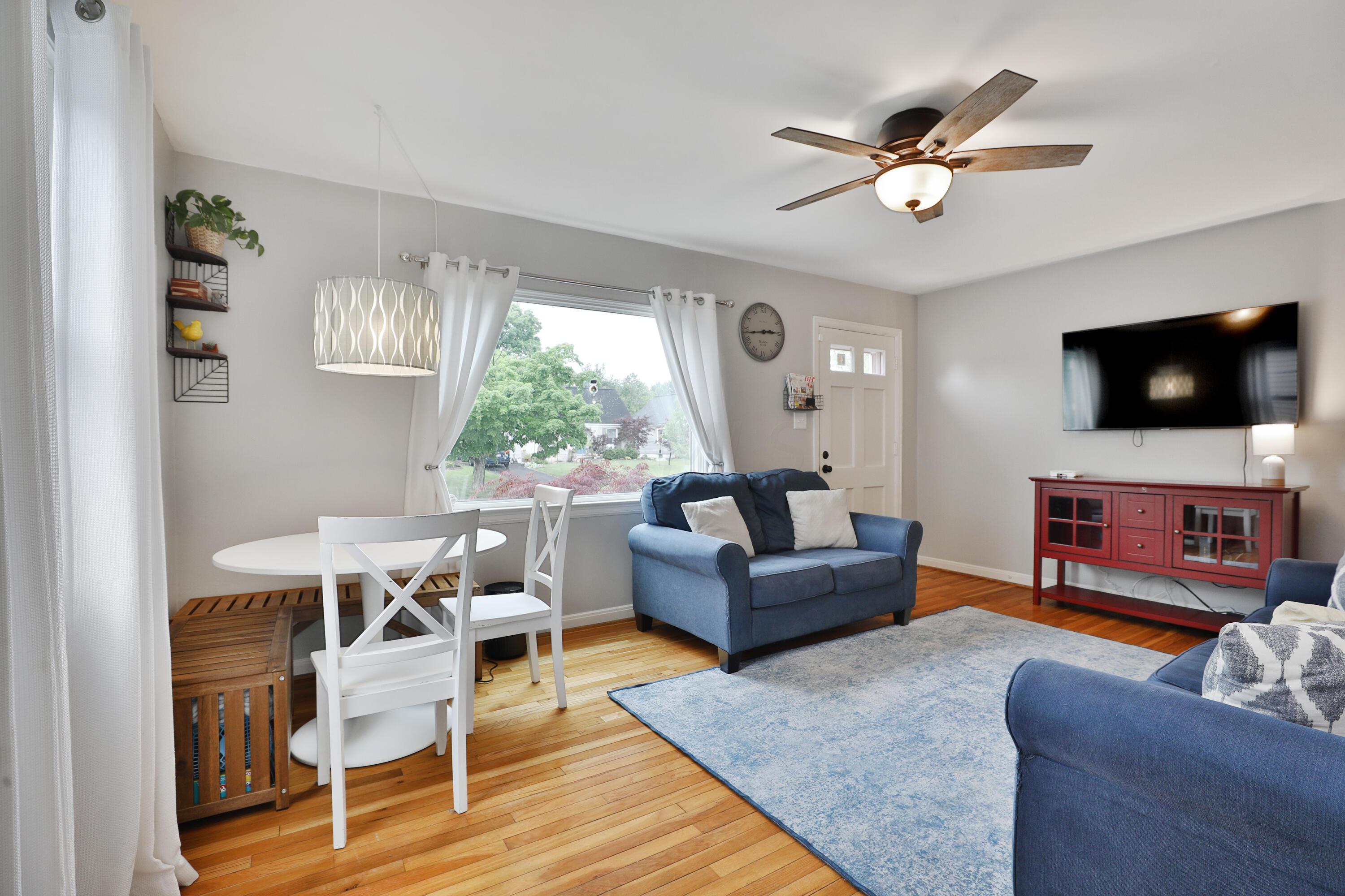 562 Northridge Road Columbus, OH 43214 - Photo 6 of 45 Living Room