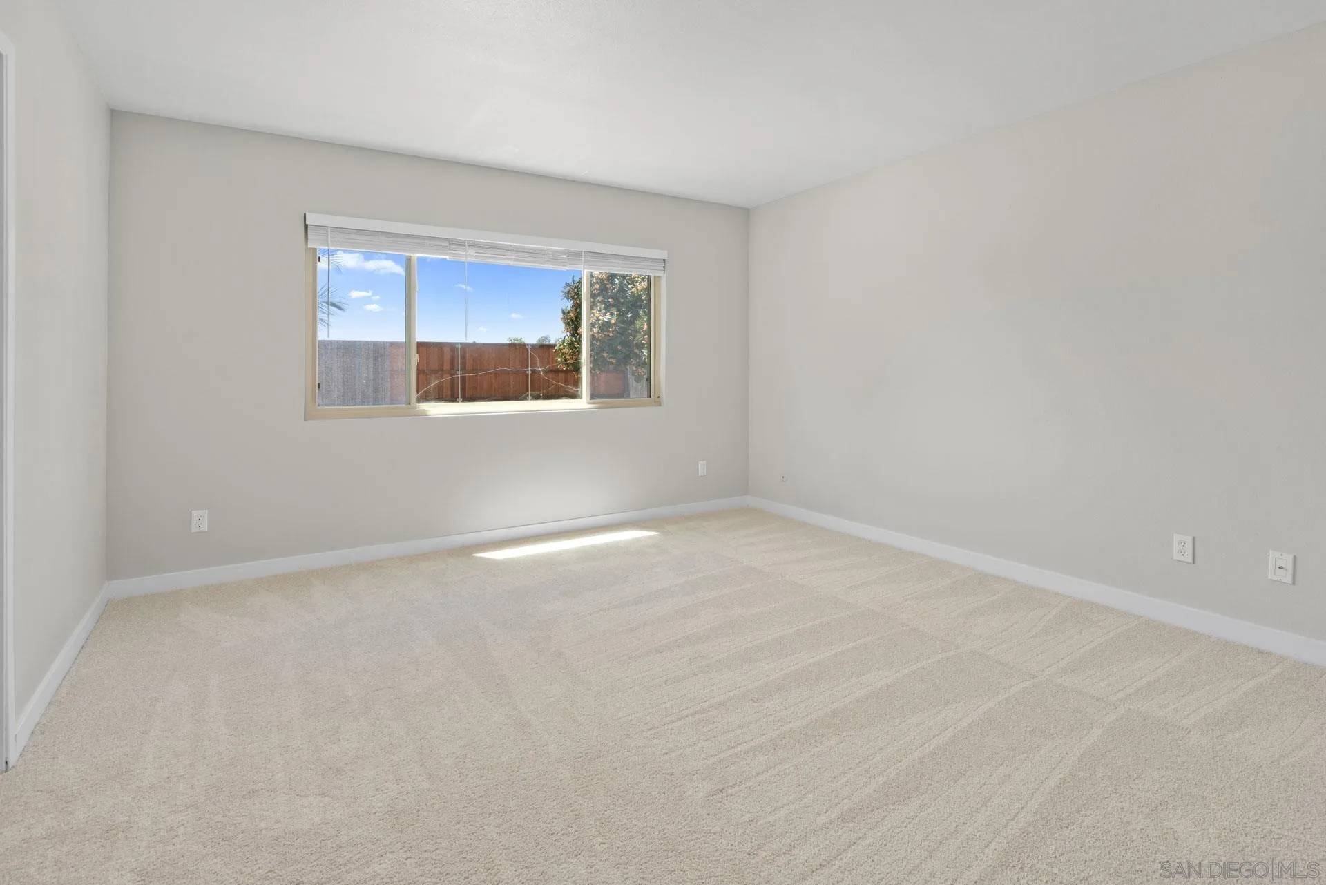 913 Buena Rosa Court Fallbrook, CA 92028 - Photo 17 of 45 an empty room with a window