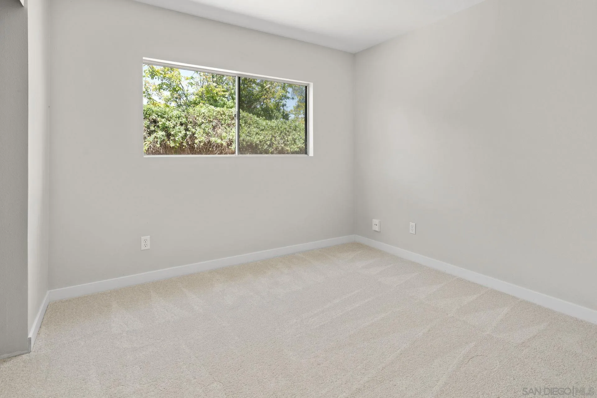 913 Buena Rosa Court Fallbrook, CA 92028 - Photo 20 of 45 an empty room with a window