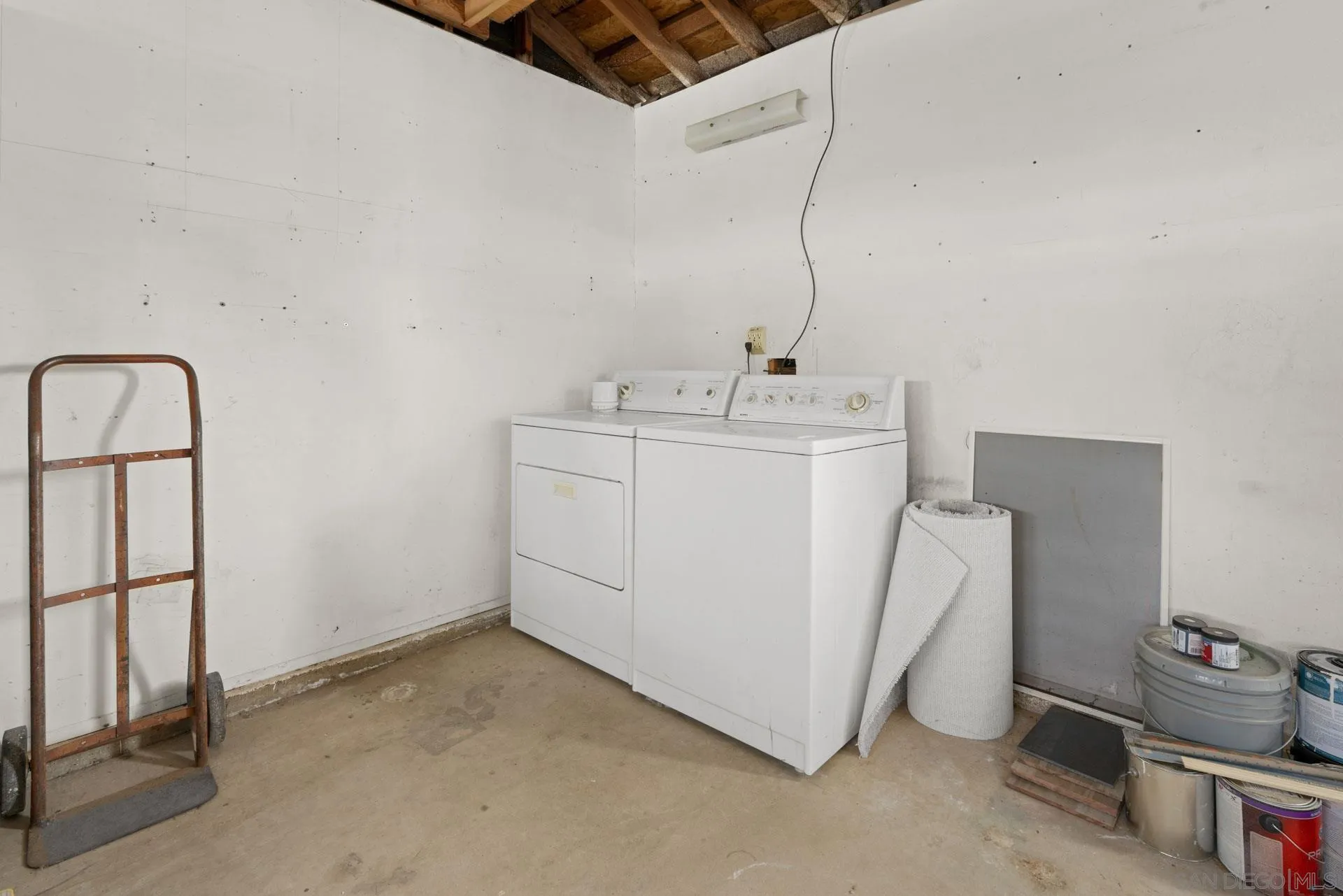 913 Buena Rosa Court Fallbrook, CA 92028 - Photo 26 of 45 a utility room with dryer and washer