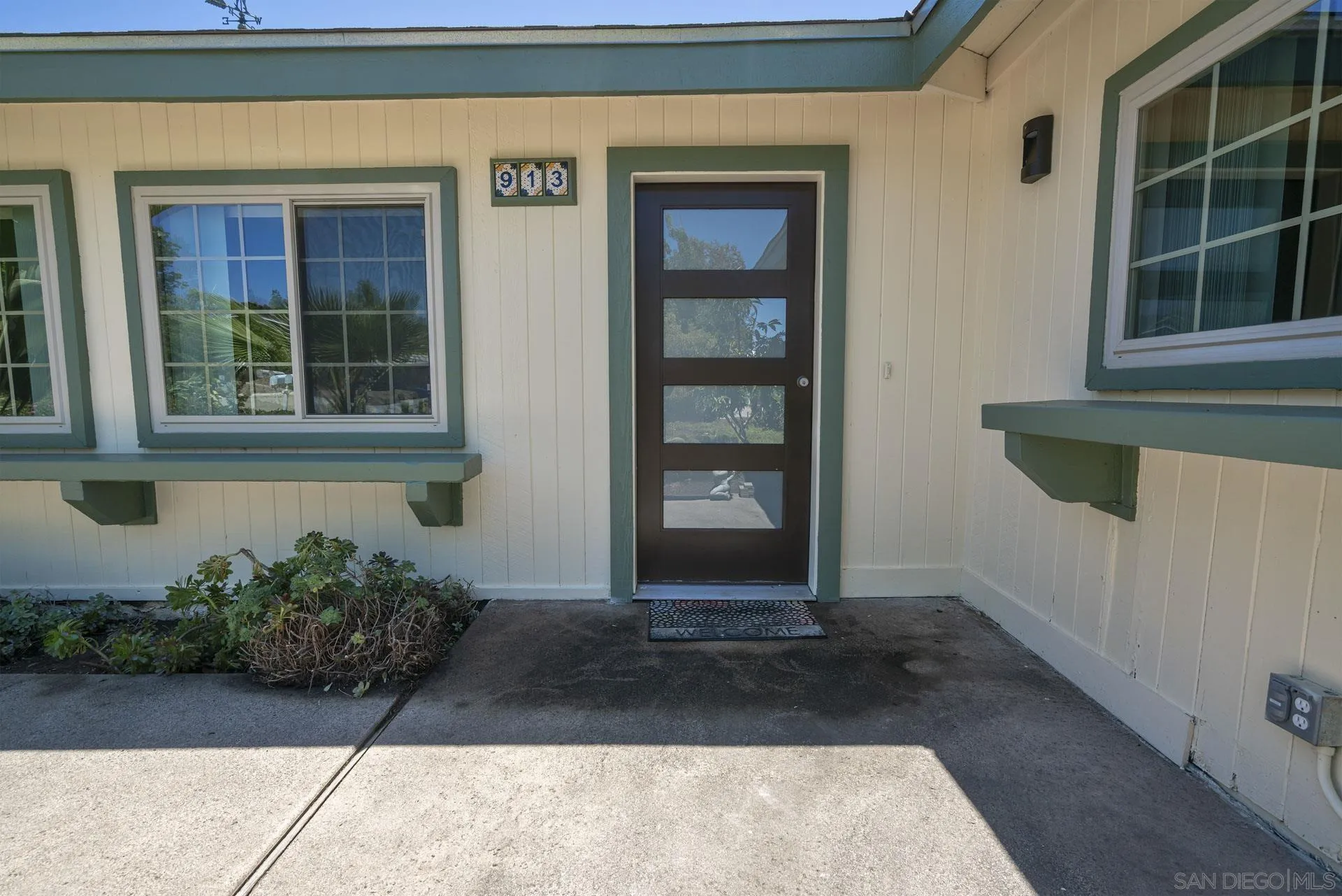 913 Buena Rosa Court Fallbrook, CA 92028 - Photo 4 of 45 a front view of a house
