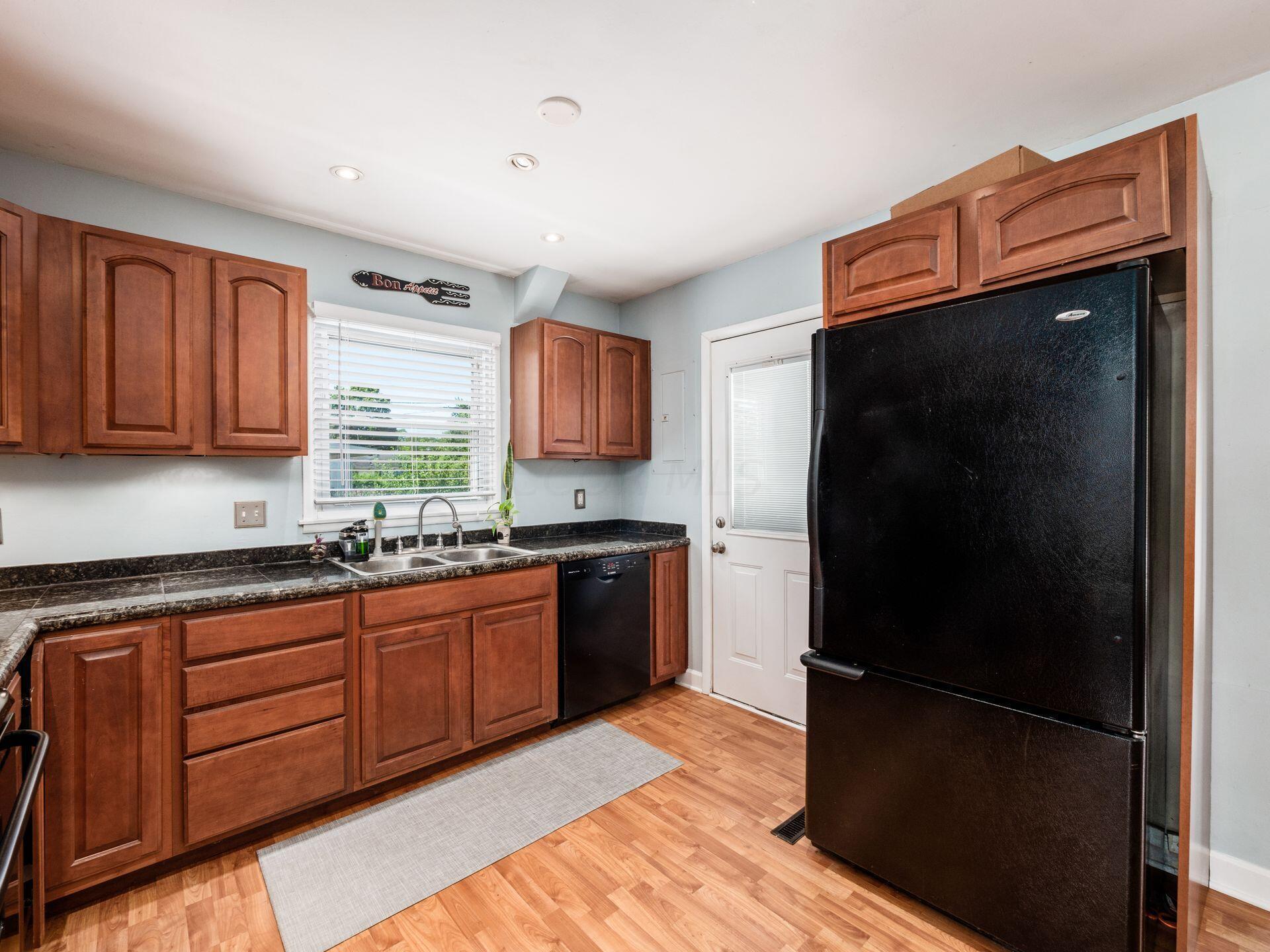 311 Topsfield Road Columbus, OH 43228 - Photo 17 of 48 Kitchen
