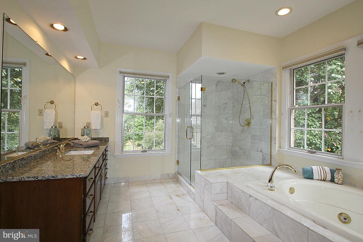1823 Solitaire Lane McLean, VA 22101 - Photo 15 of 30 Enjoy a soaking bath and separate shower!