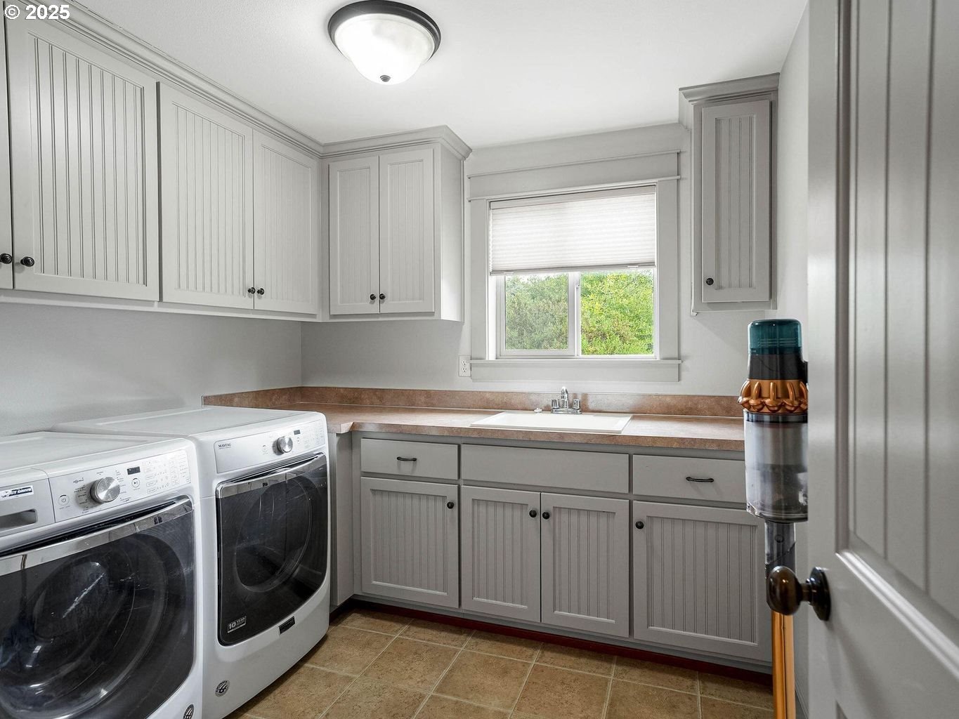 40893 Elk Ridge Lane Stayton, OR 97383 - Photo 16 of 46 a view of a kitchen with washer and dryer