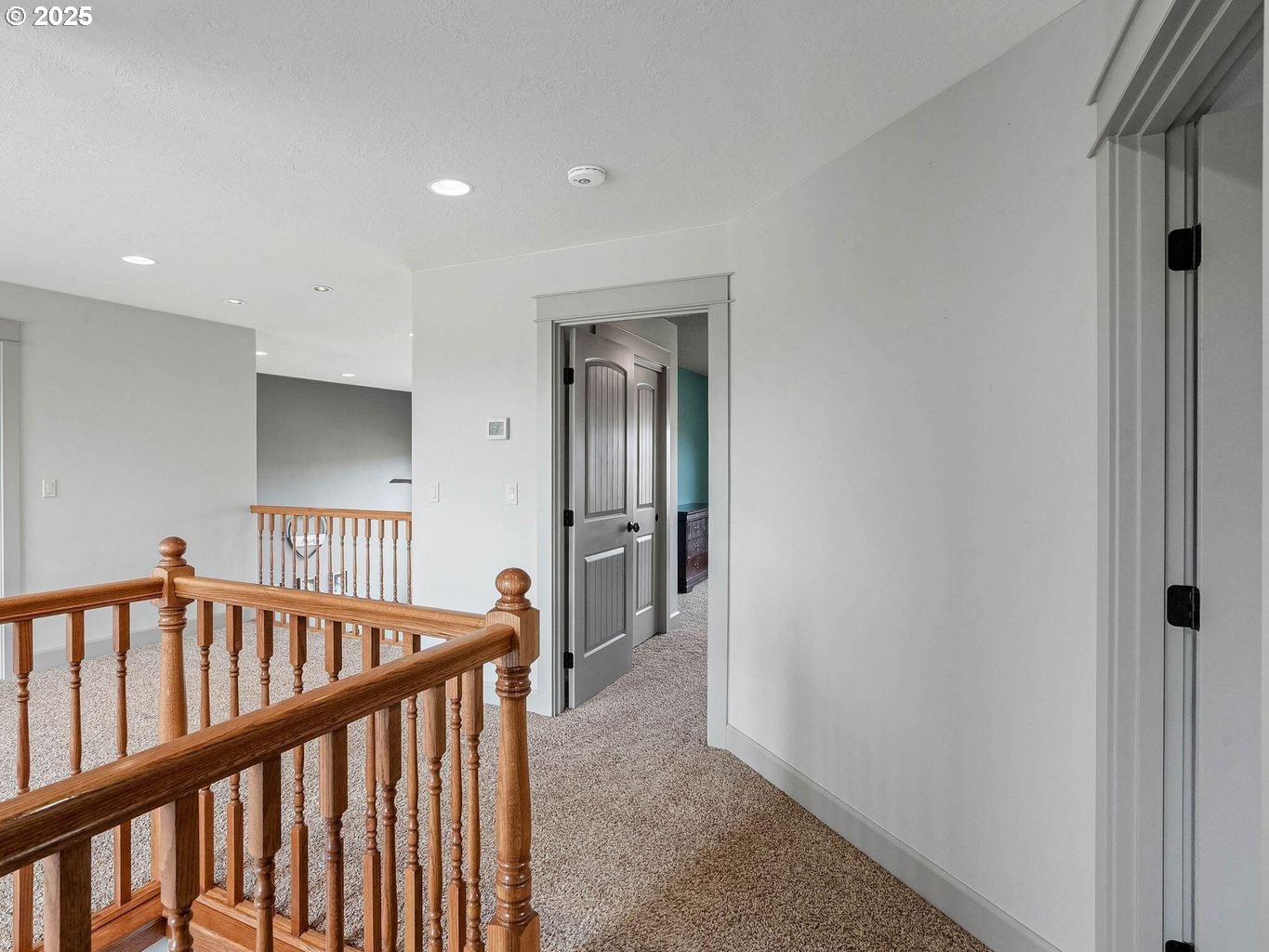 40893 Elk Ridge Lane Stayton, OR 97383 - Photo 24 of 46 a view of a hallway with windows