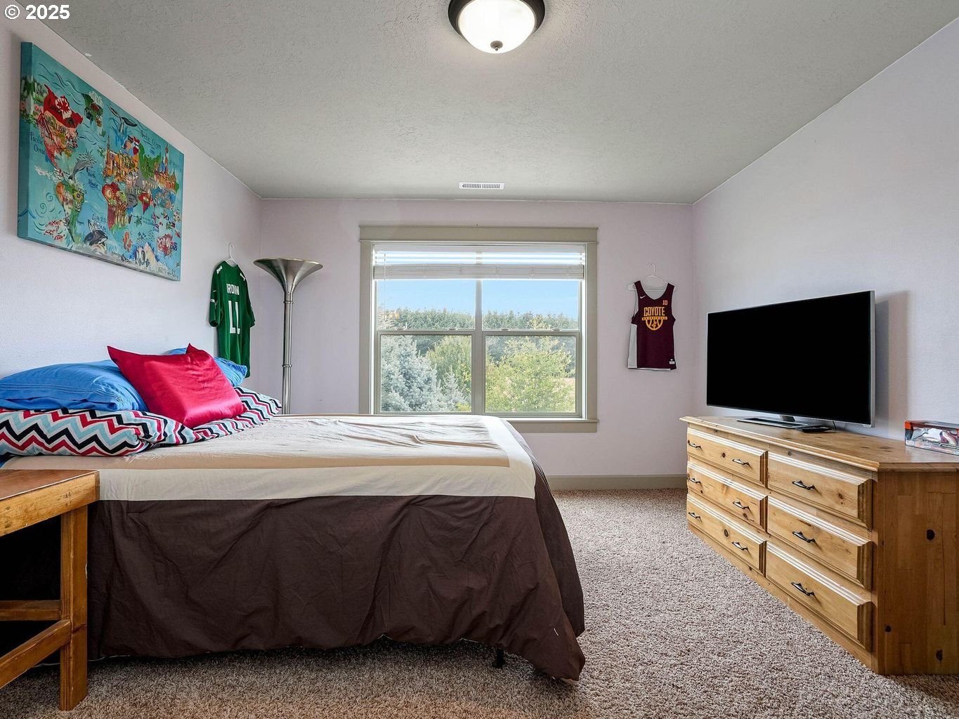 40893 Elk Ridge Lane Stayton, OR 97383 - Photo 25 of 46 a bedroom with a bed and a flat screen television