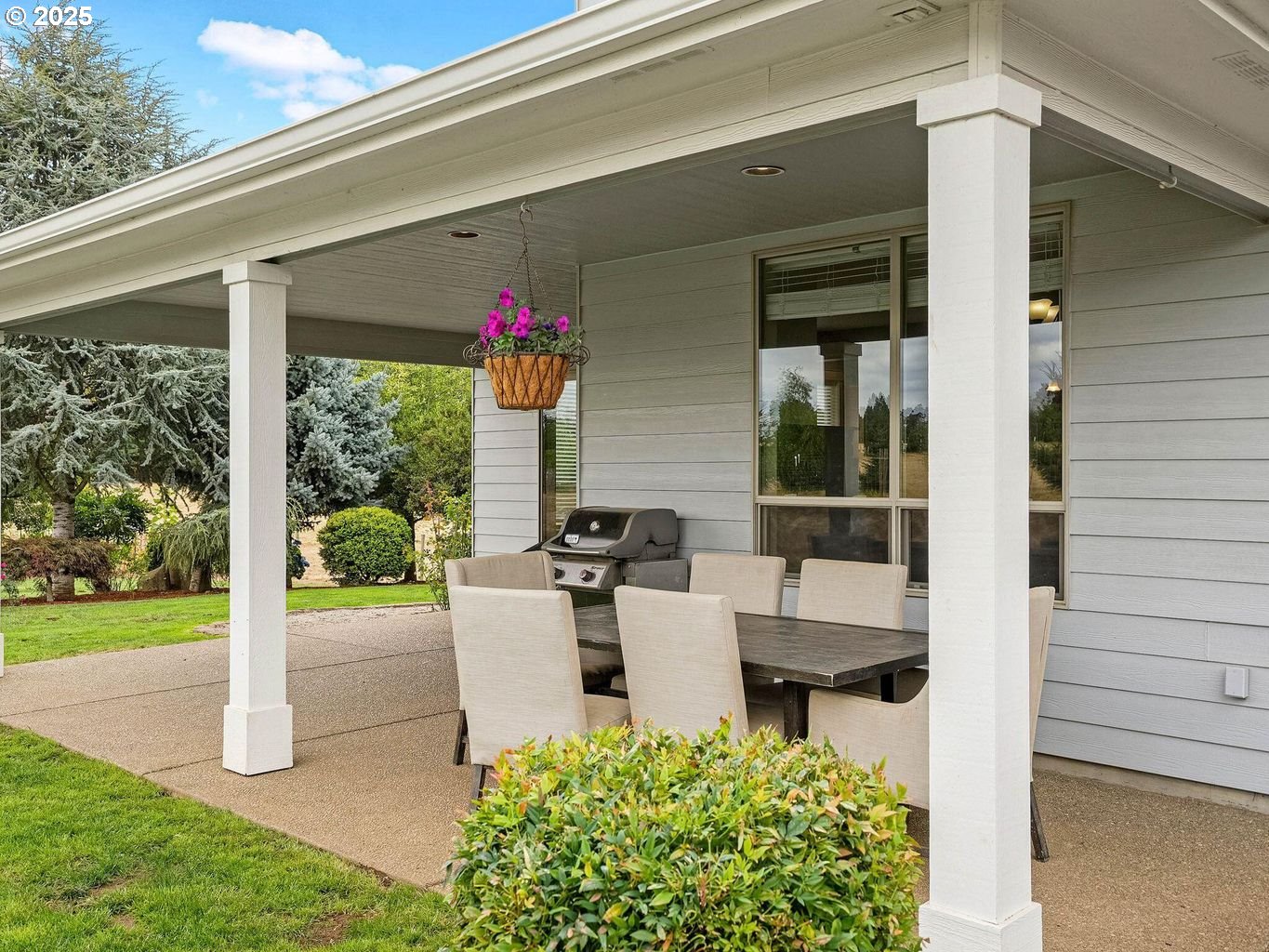 40893 Elk Ridge Lane Stayton, OR 97383 - Photo 36 of 46 a front view of a house with fountain and garden