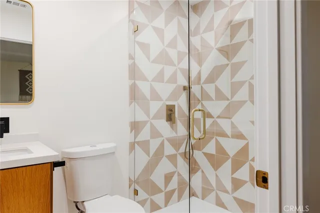 a chairs and a table in a backyard