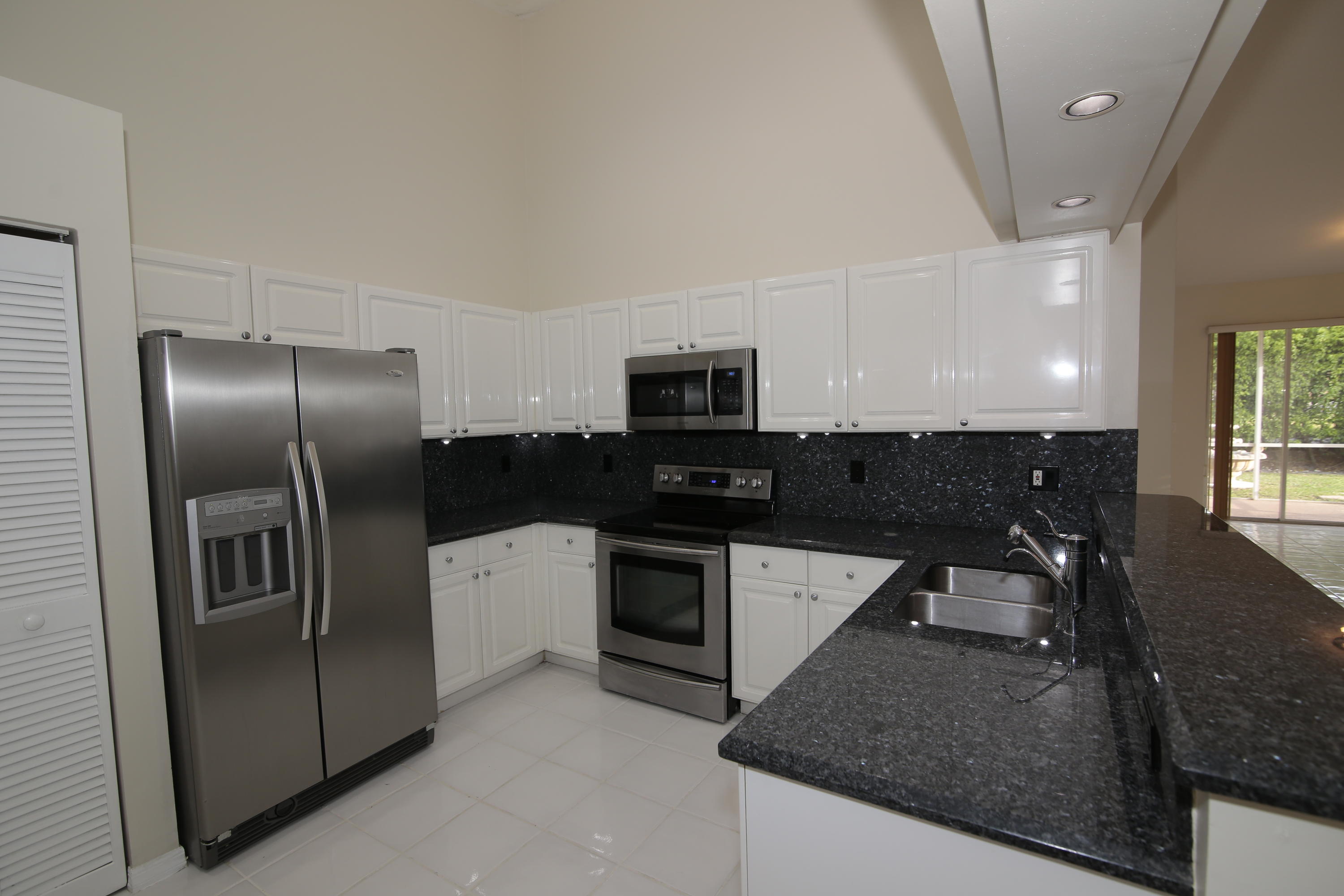 8657 Vía Giula Boca Raton, FL 33496 - Photo 7 of 32 Kitchen