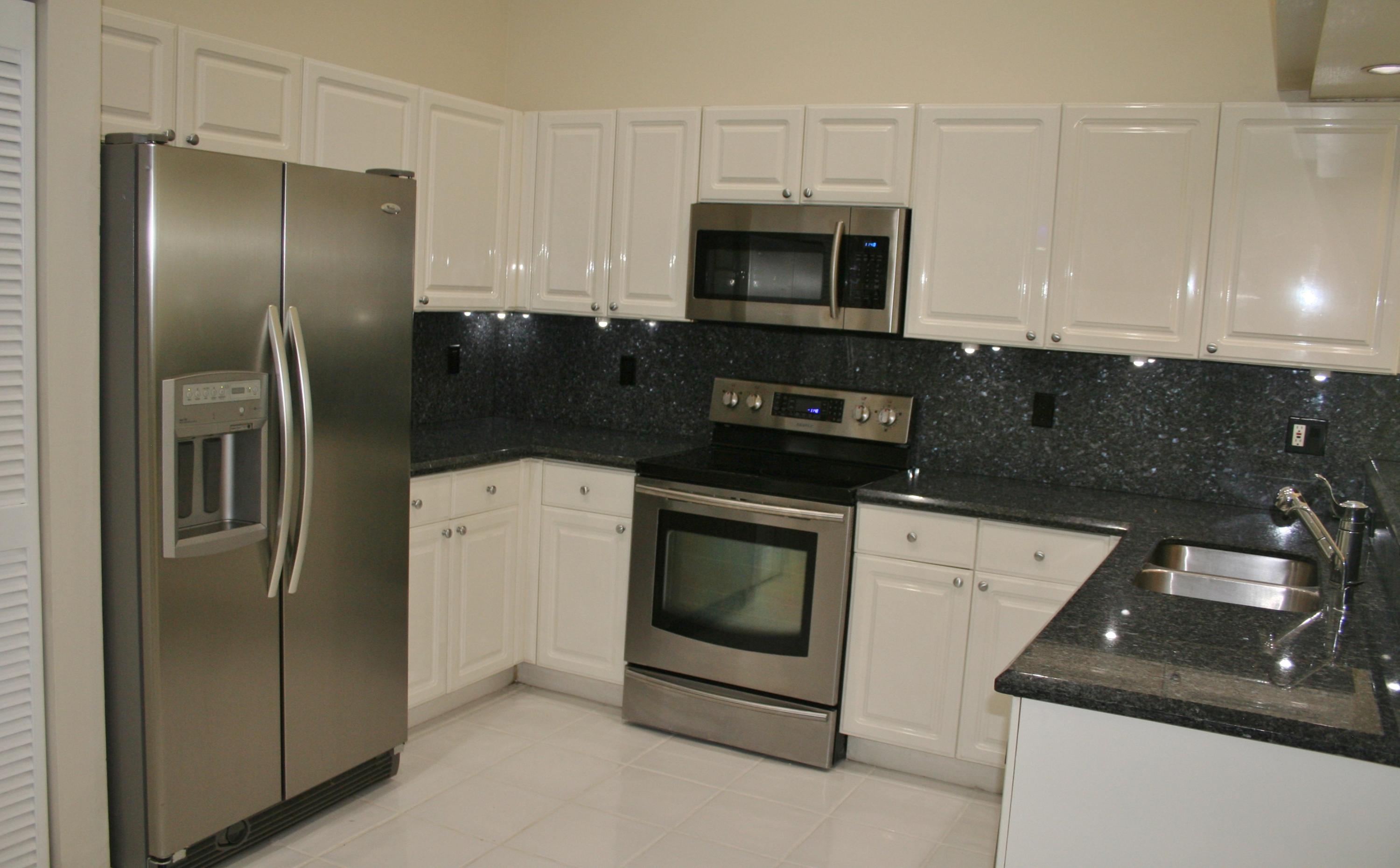 8657 Vía Giula Boca Raton, FL 33496 - Photo 8 of 32 Kitchen