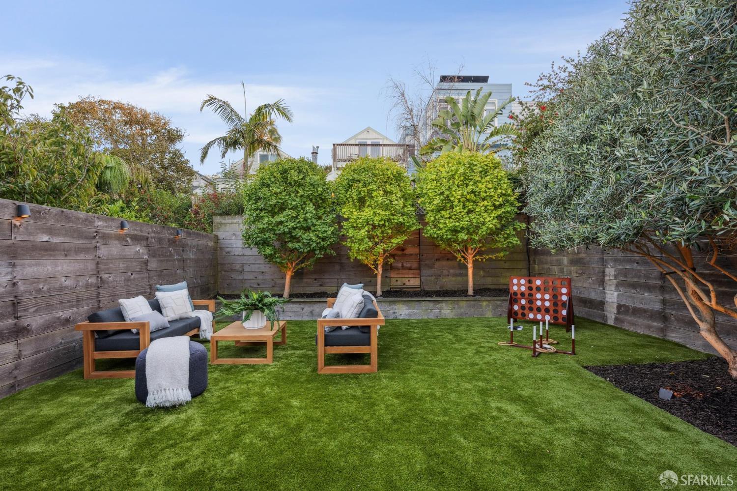 439 Clipper Street San Francisco, CA 94114 - Photo 69 of 71 a backyard of a house with table and chairs