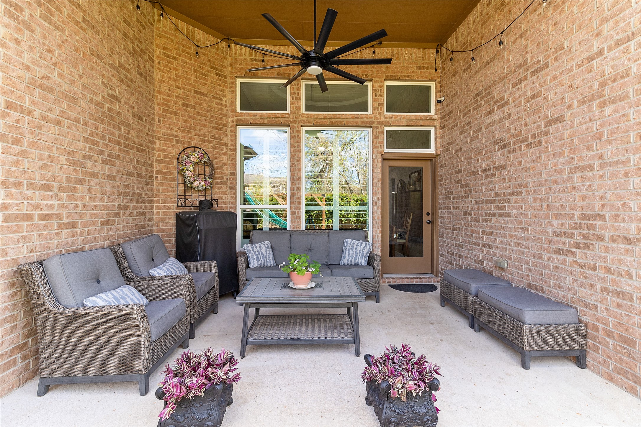208 Woodside Court Clute, TX 77531 - Photo 24 of 38 a living room with furniture and flowers