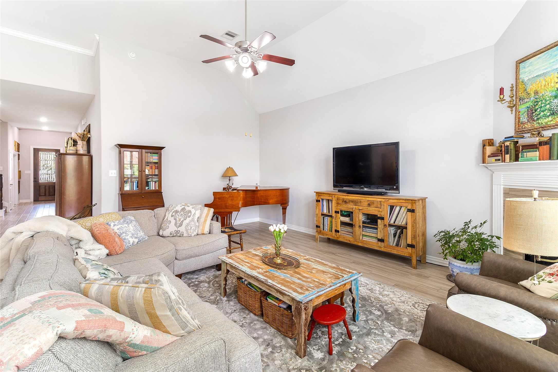 208 Woodside Court Clute, TX 77531 - Photo 5 of 38 a living room with furniture and a flat screen tv