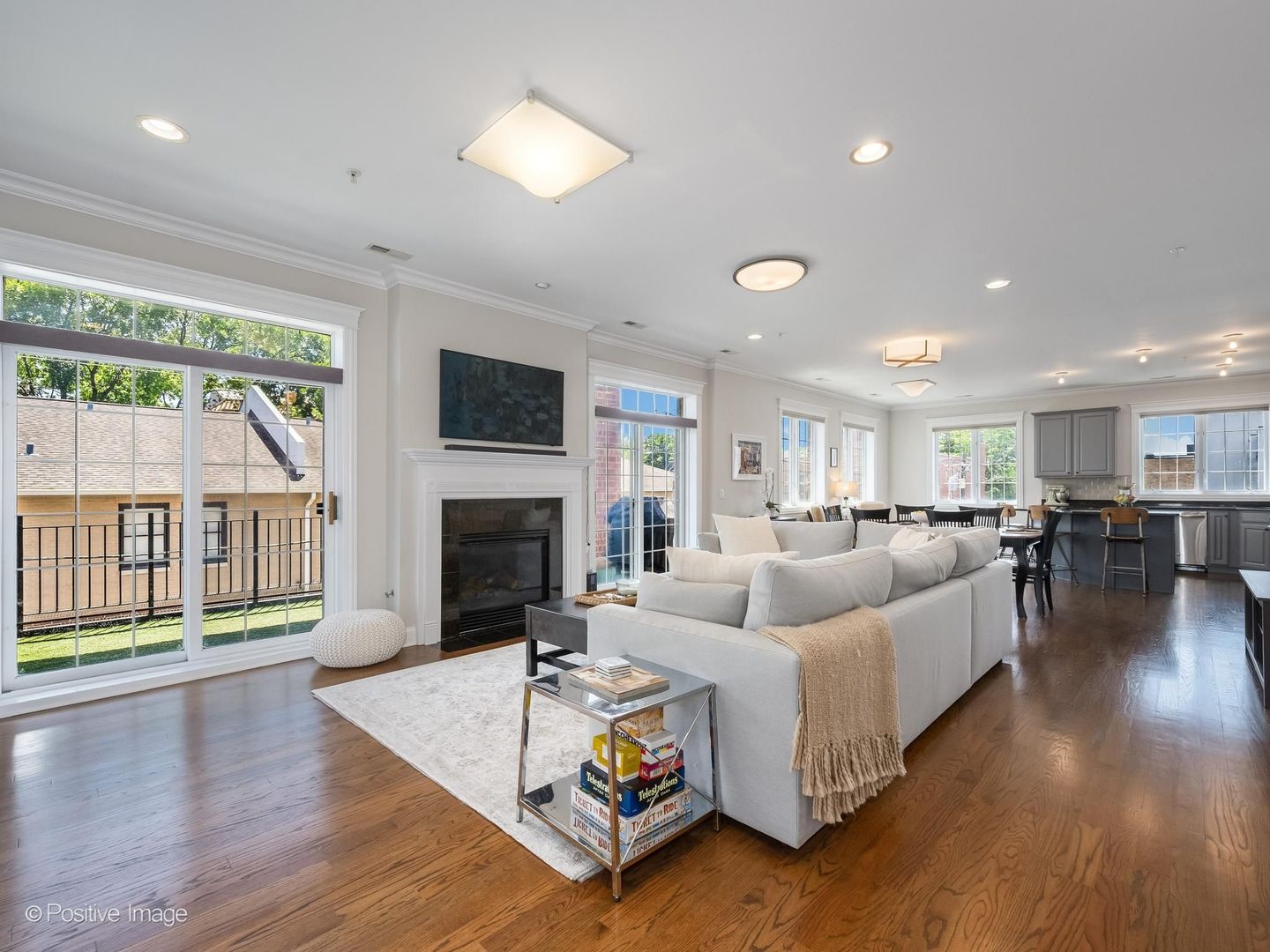 1453 West Irving Park Road, Unit 305 Chicago, IL 60613 - Photo 3 of 22