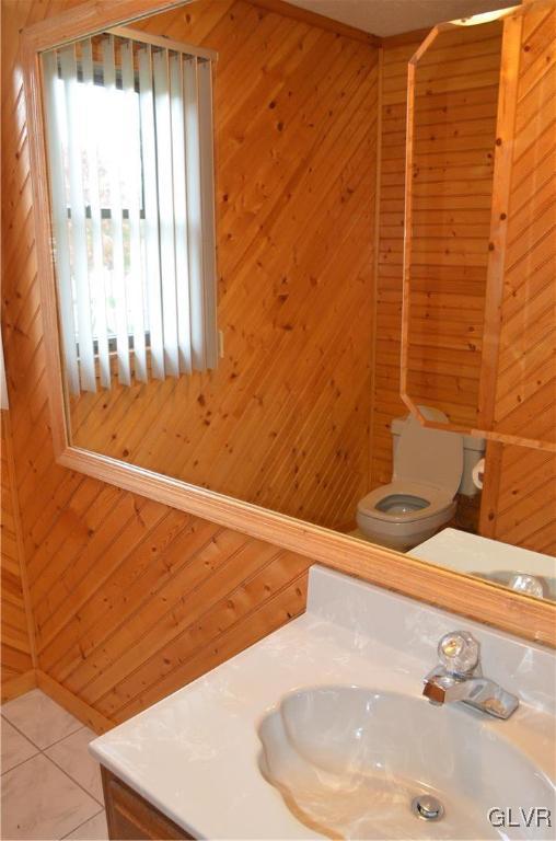 1388 Santee Mill Road Bethlehem, PA 18017 - Photo 15 of 40 Half-bath on main floor