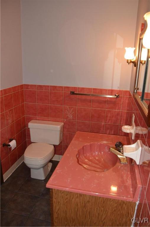 1388 Santee Mill Road Bethlehem, PA 18017 - Photo 26 of 40 Full bathroom on first floor