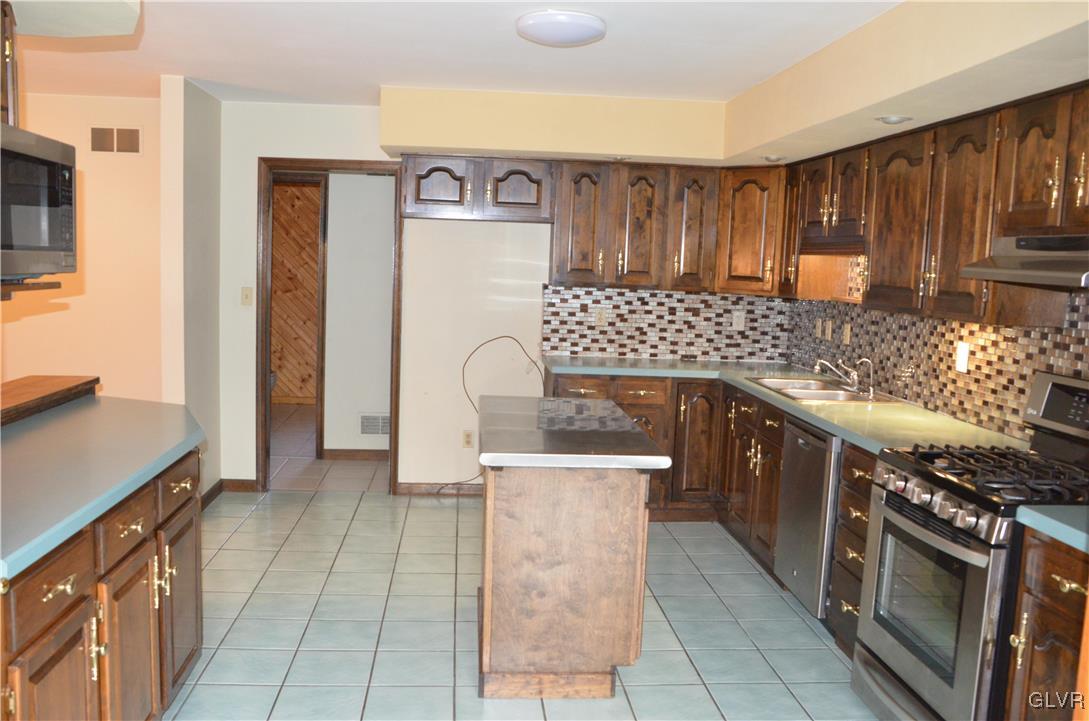 1388 Santee Mill Road Bethlehem, PA 18017 - Photo 9 of 40 Beautiful glass tile backsplash. Water line avail