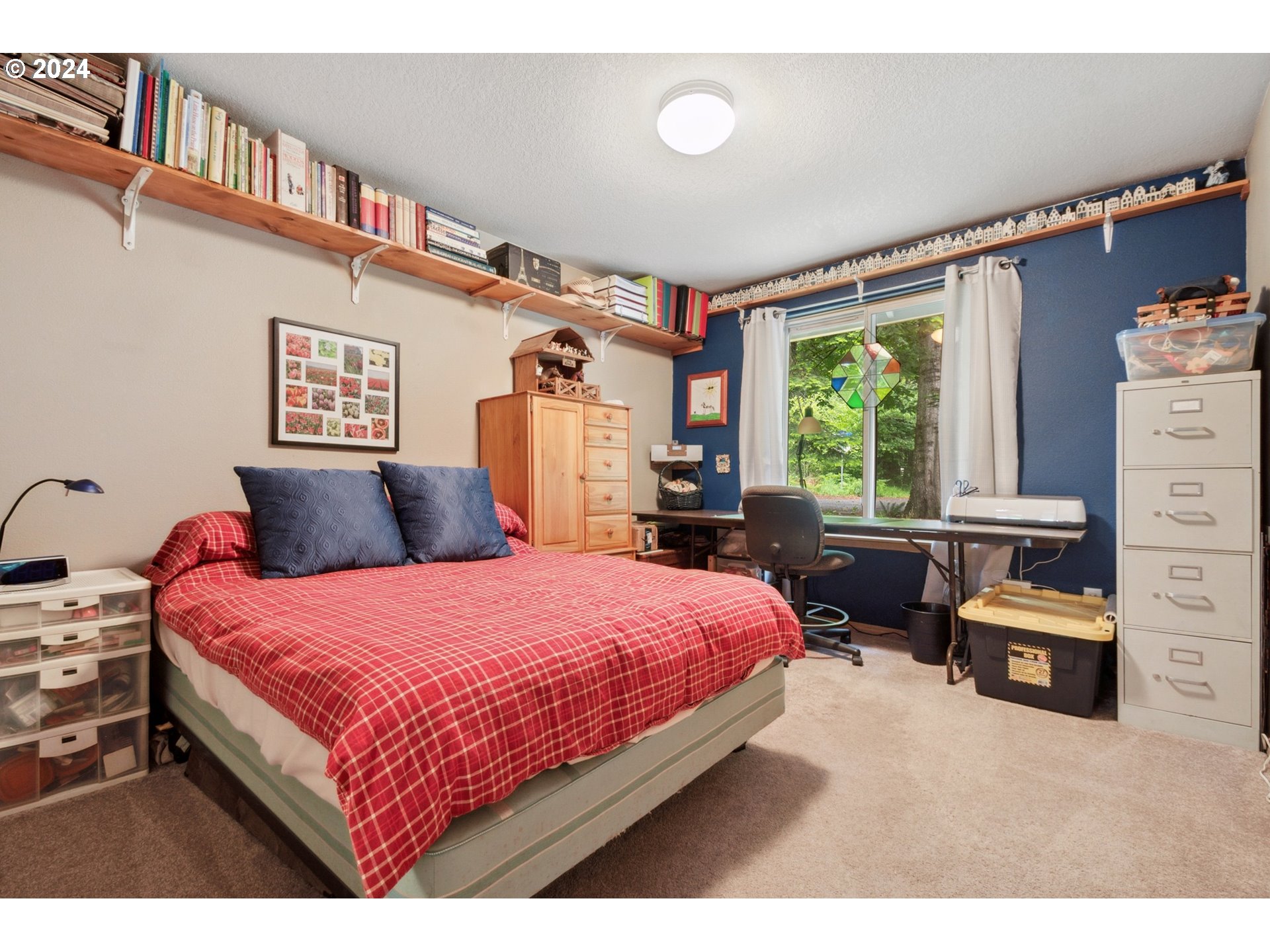 890 1st Falls View Road Stevenson, WA 98648 - Photo 21 of 43 a bedroom with a bed next to a window
