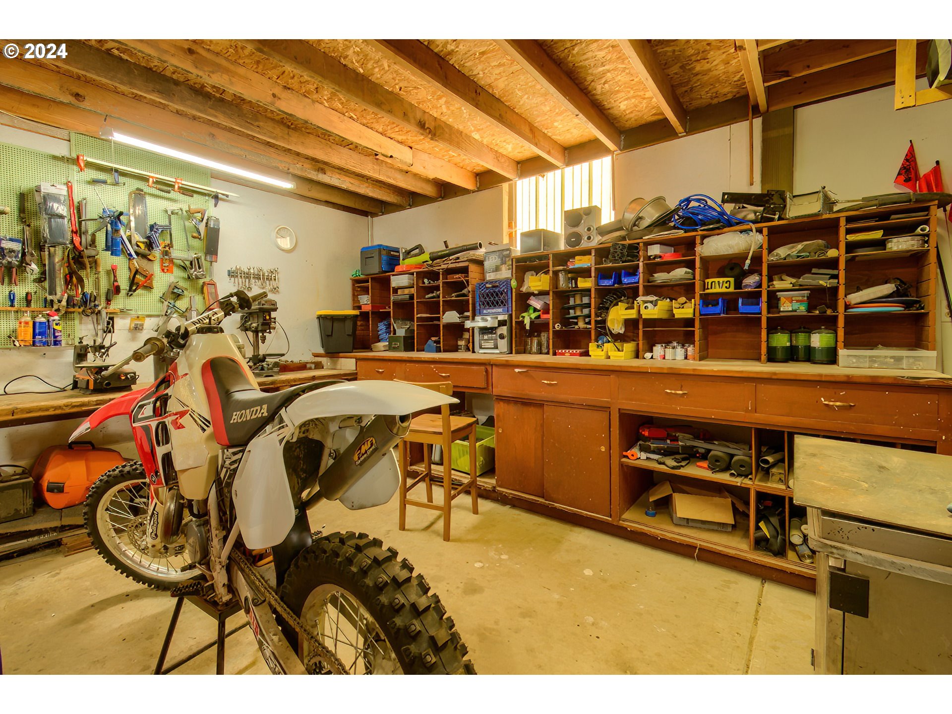 890 1st Falls View Road Stevenson, WA 98648 - Photo 41 of 43 a view of a room with gym equipment