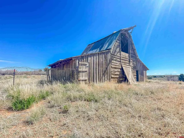 a view of yard and mountain view