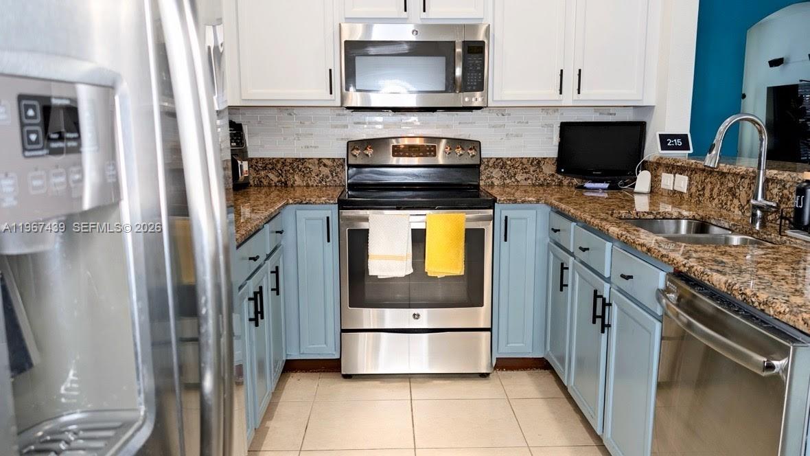 17038 Southwest 95th Terrace Miami, FL 33196 - Photo 10 of 40