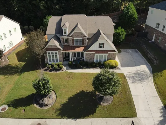 a view of a house with a yard