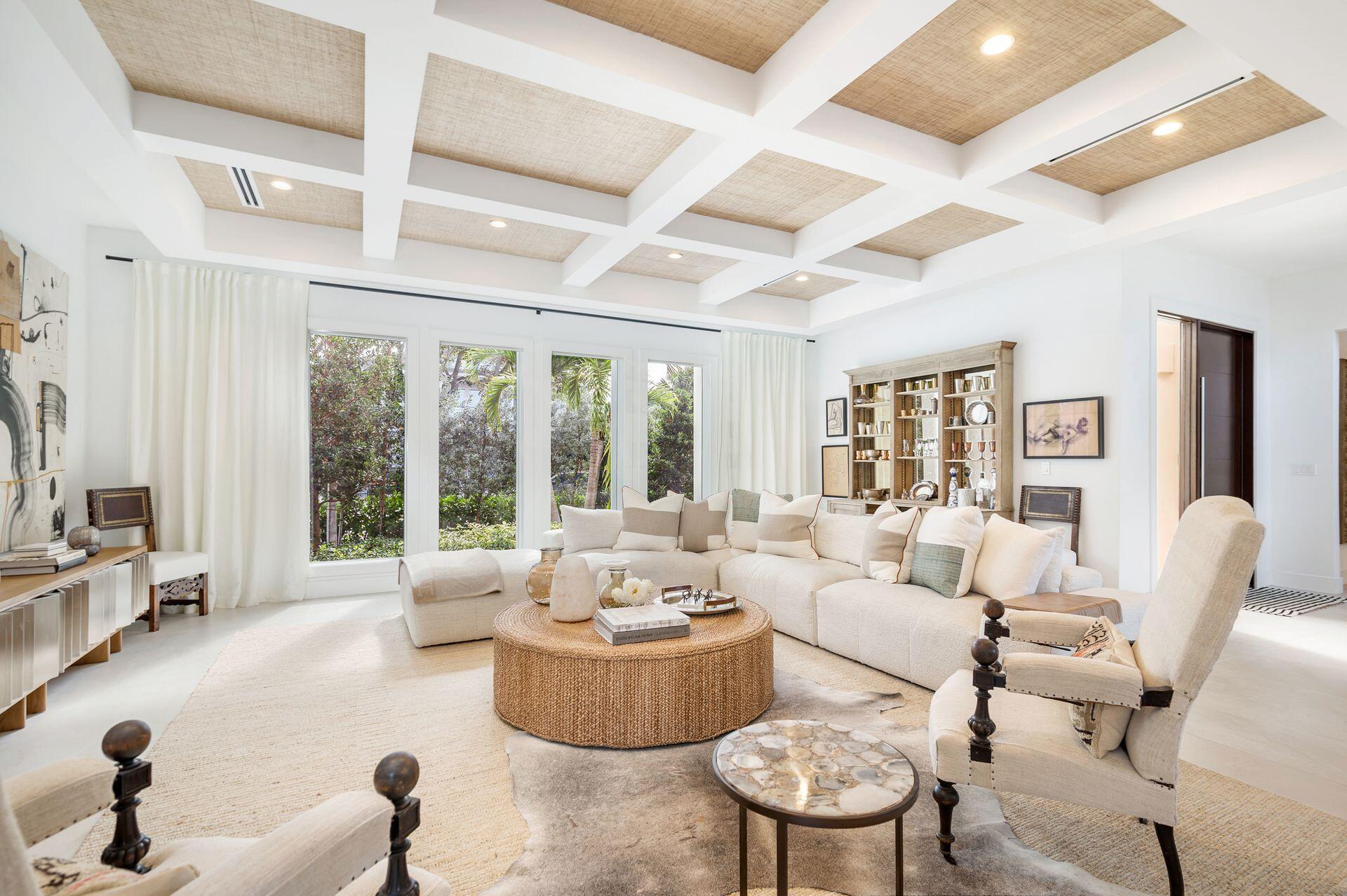 237 De Sota Road West Palm Beach, FL 33405 - Photo 9 of 49 Living Room