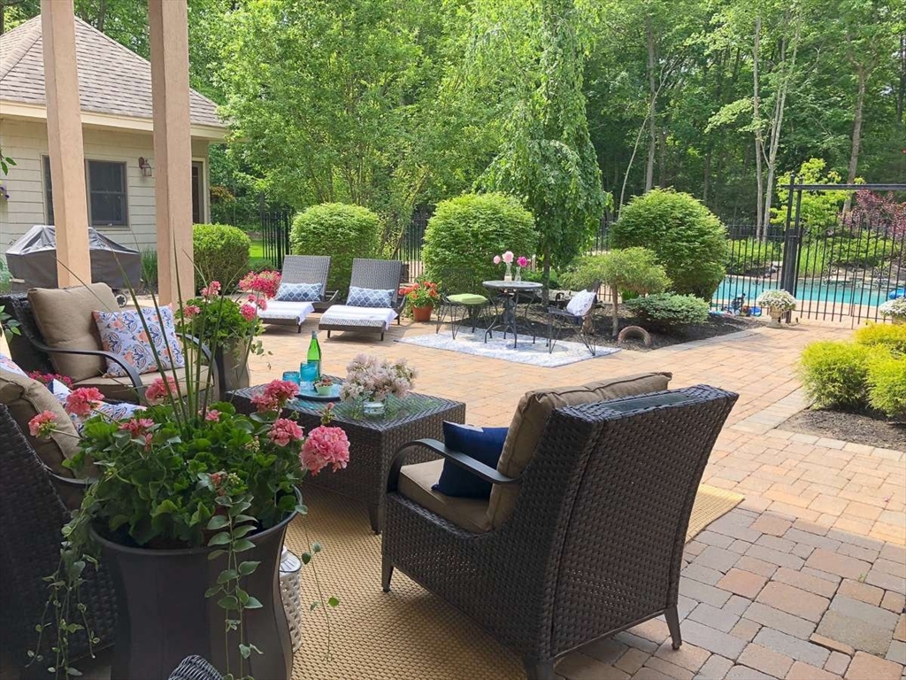 37 Putnam Hill Road Sutton, MA 01590 - Photo 4 of 42
