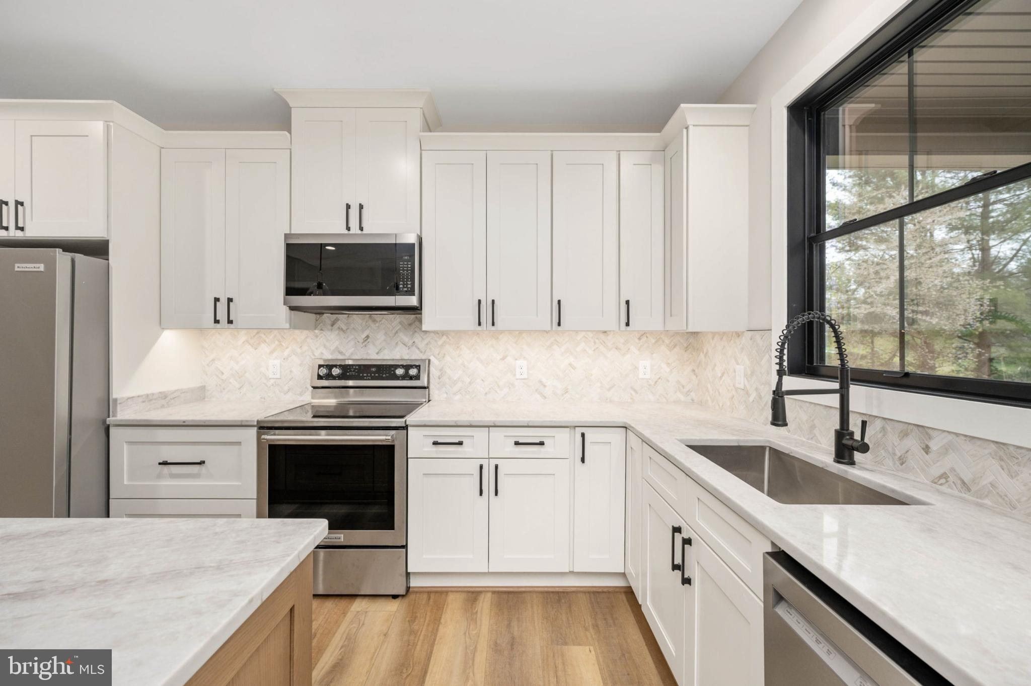9960 Meetze Road Midland, VA 22728 - Photo 4 of 23 soft close doors and drawers 42" cab
