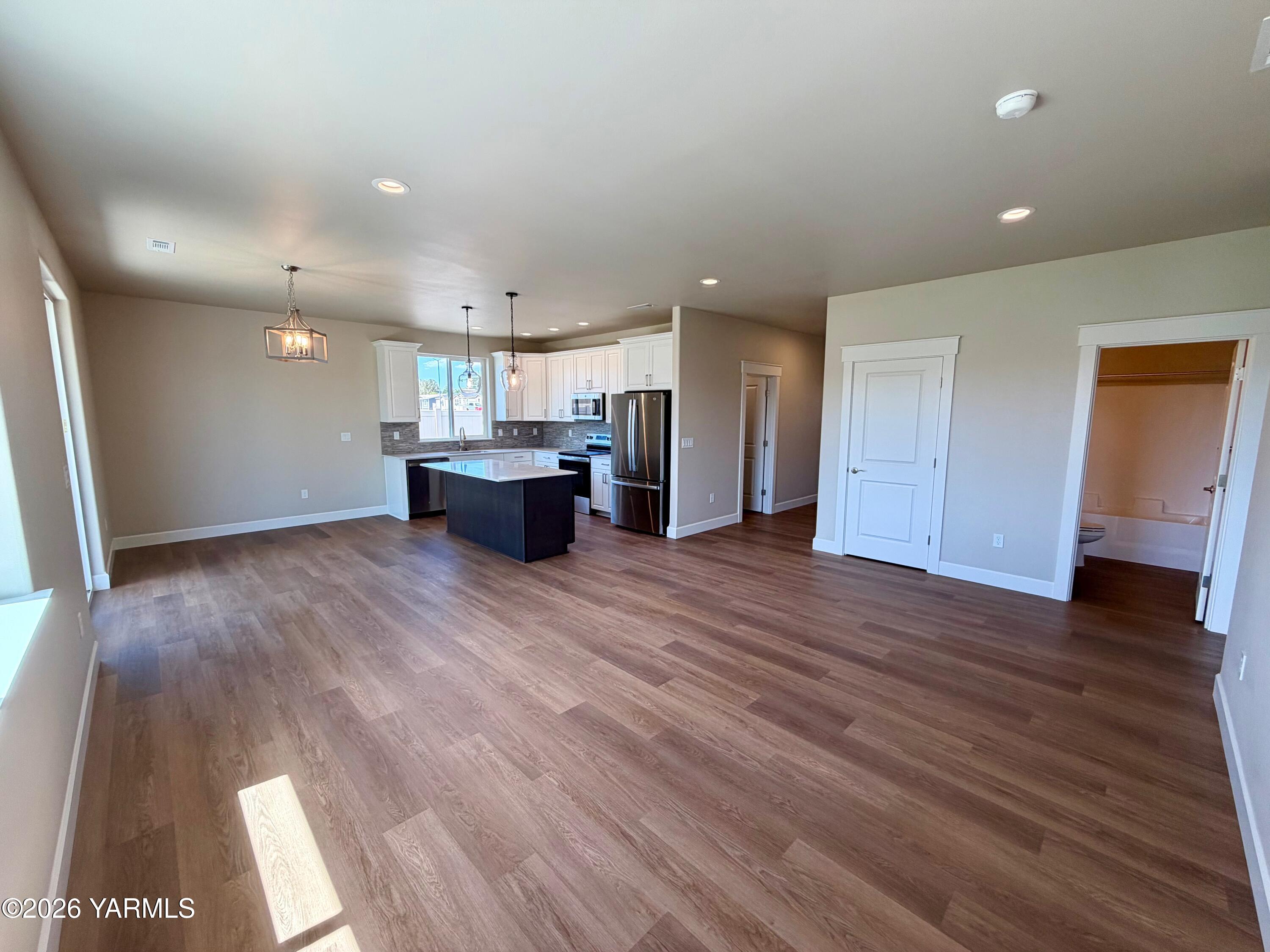 5914 Crestfields Road Yakima, WA 98903 - Photo 8 of 24 Living Room3