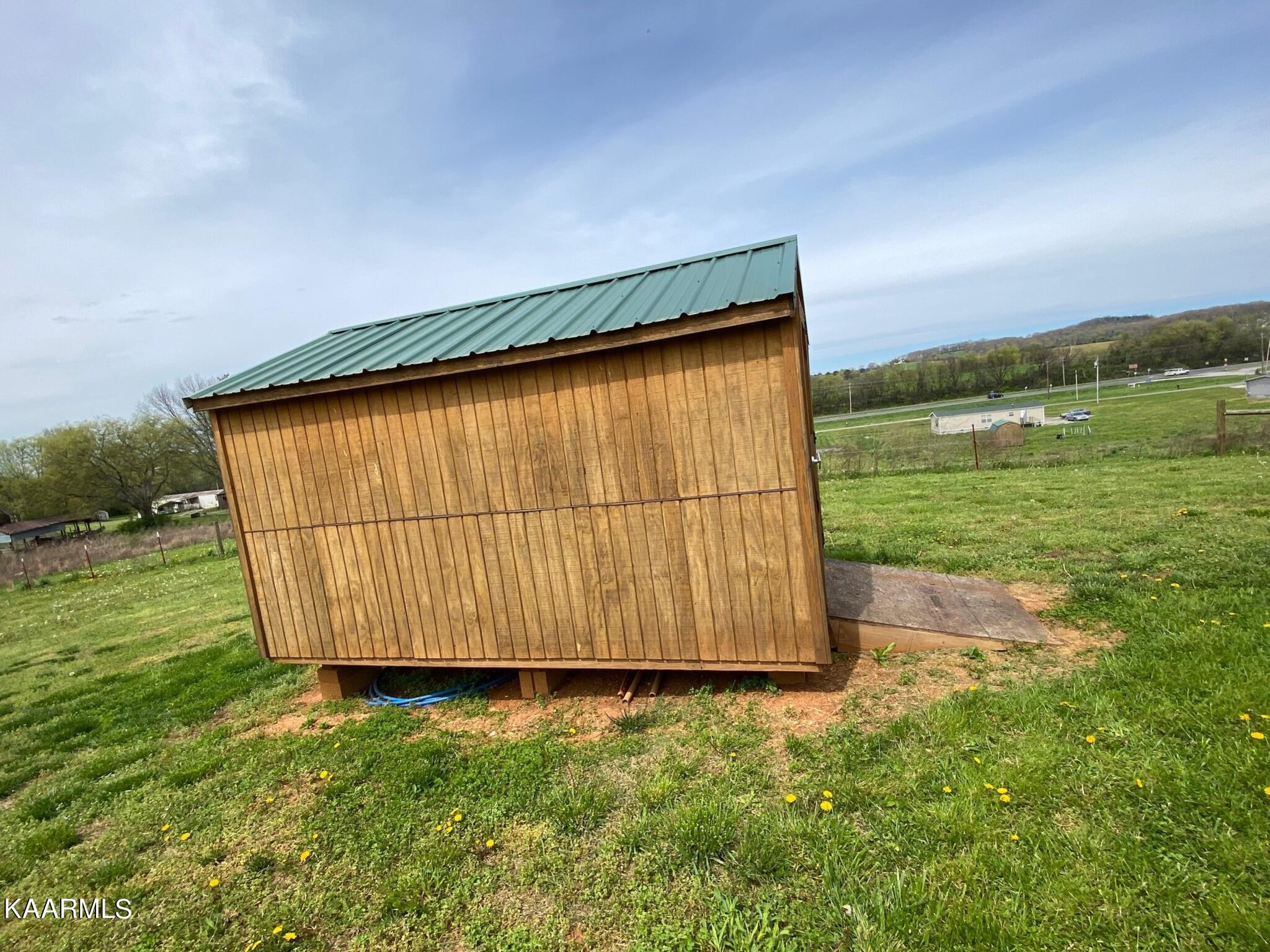 929 Reed Bull Road New Market, TN 37820 - Photo 5 of 11 a backyard of a house