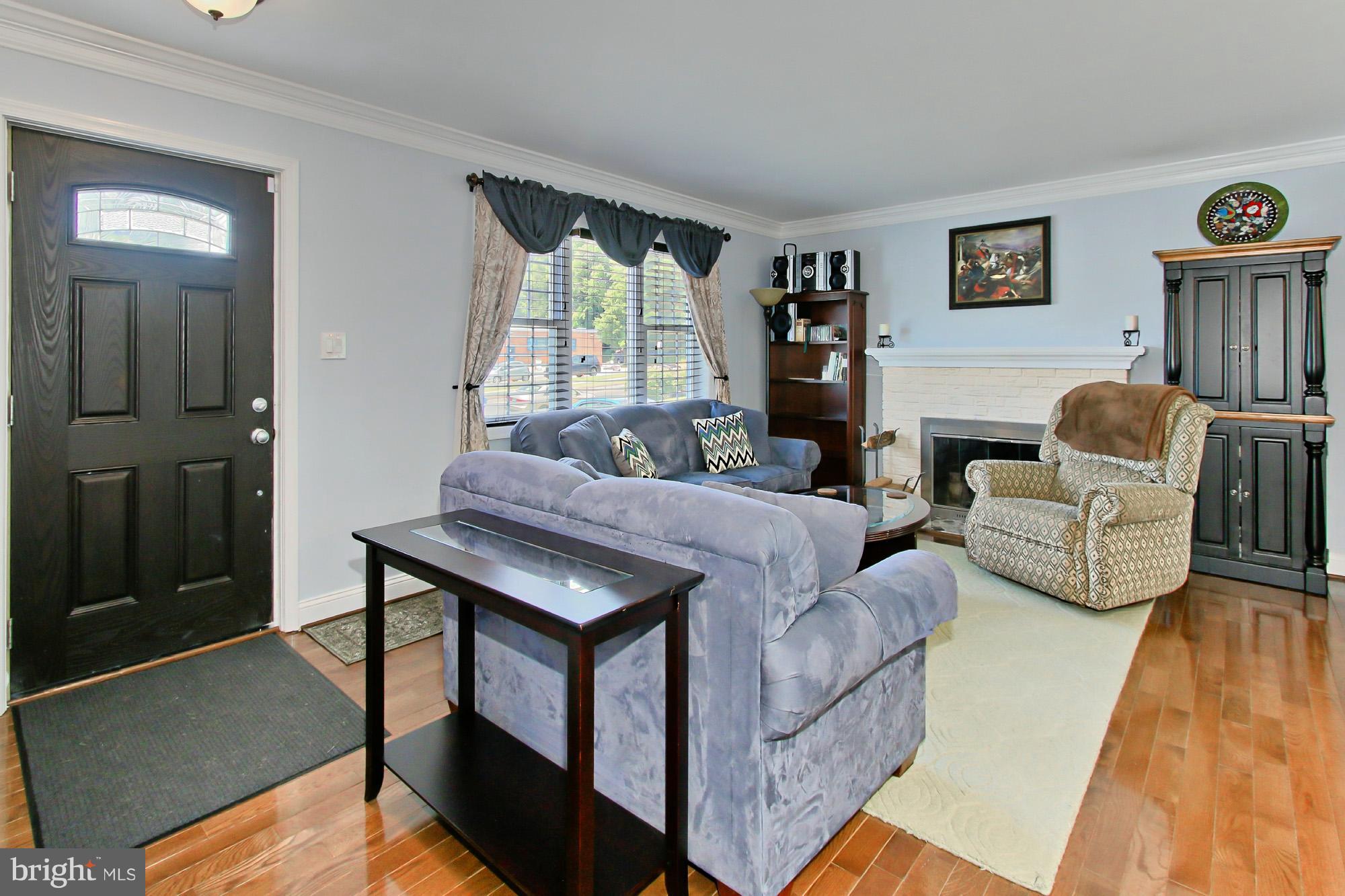 6009 Hanover Avenue Springfield, VA 22150 - Photo 3 of 30 Living Room