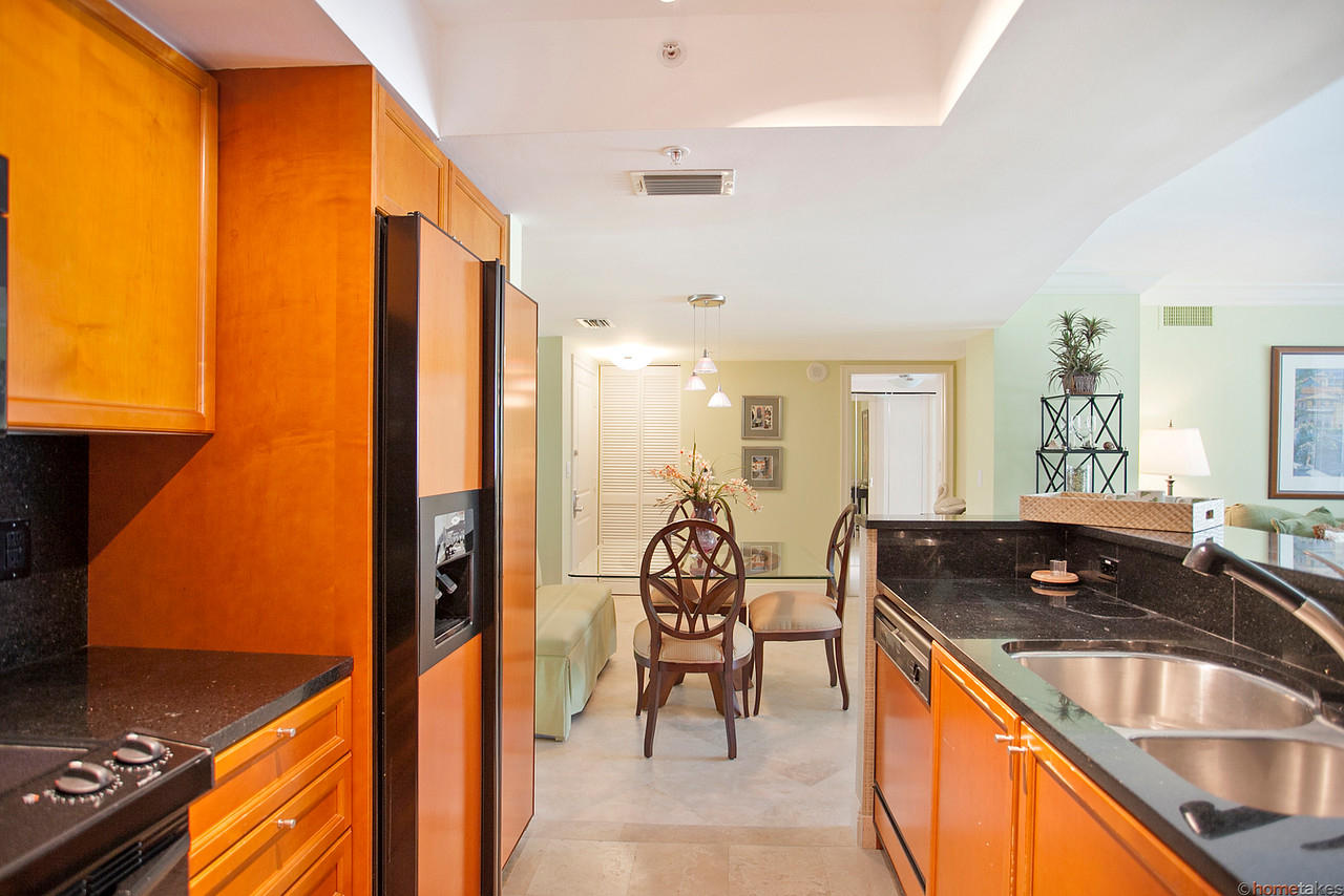 99 Southeast Mizner Boulevard, Unit 840 Boca Raton, FL 33432 - Photo 3 of 12 KITCHEN