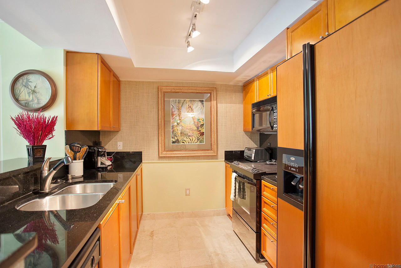 99 Southeast Mizner Boulevard, Unit 840 Boca Raton, FL 33432 - Photo 4 of 12 Kitchen
