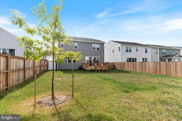 a view of a house with backyard