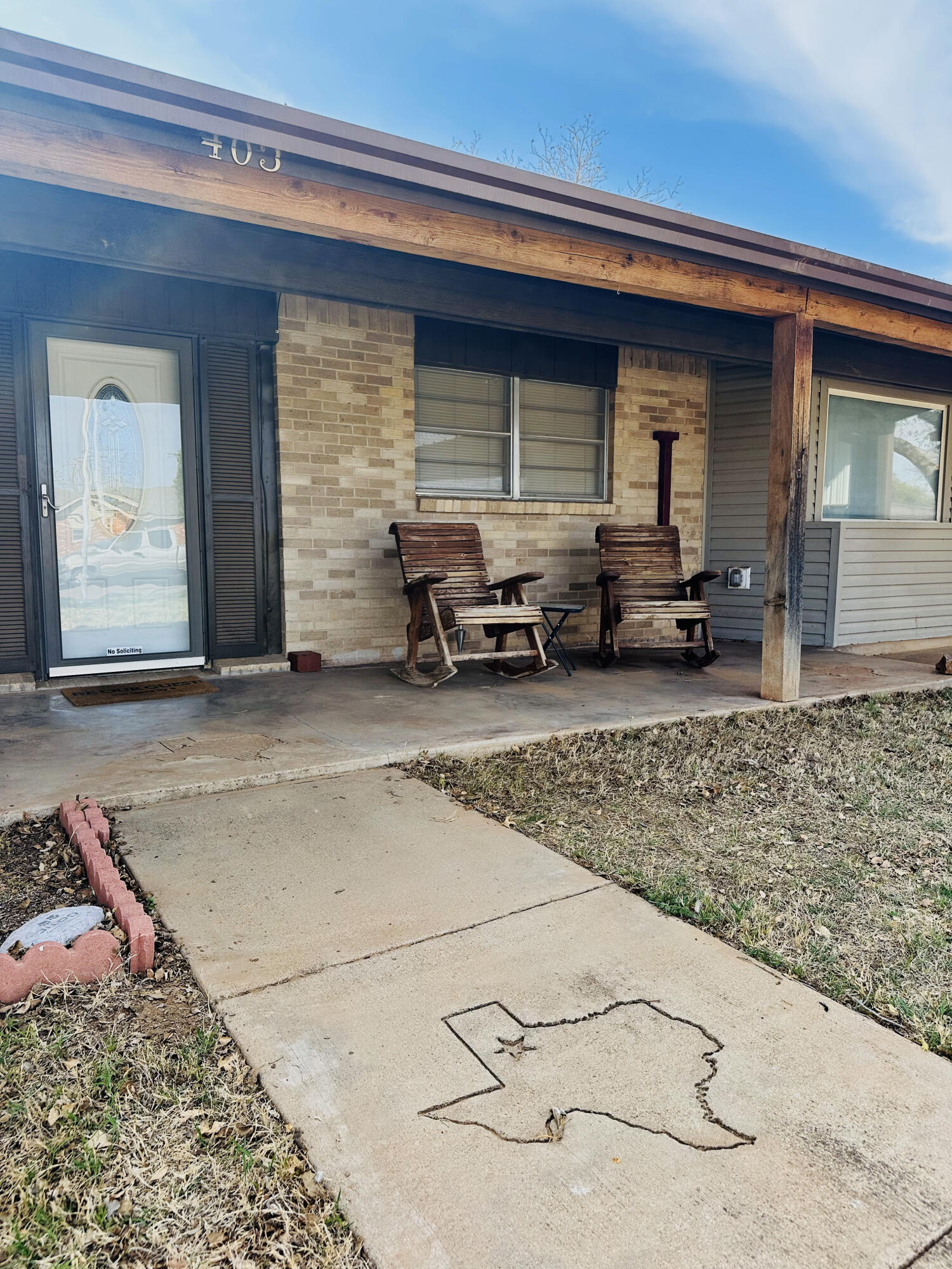 403 Osage Avenue Post, TX 79356 - Photo 4 of 31 a living room with furniture and a potted plant