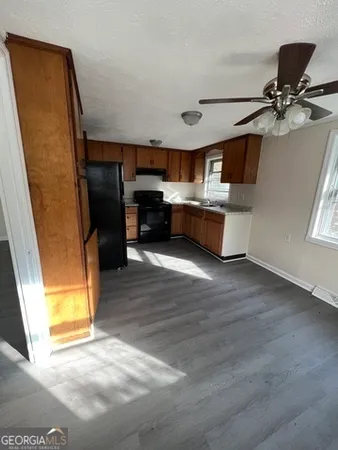 a view of a livingroom with furniture and a ceiling fan