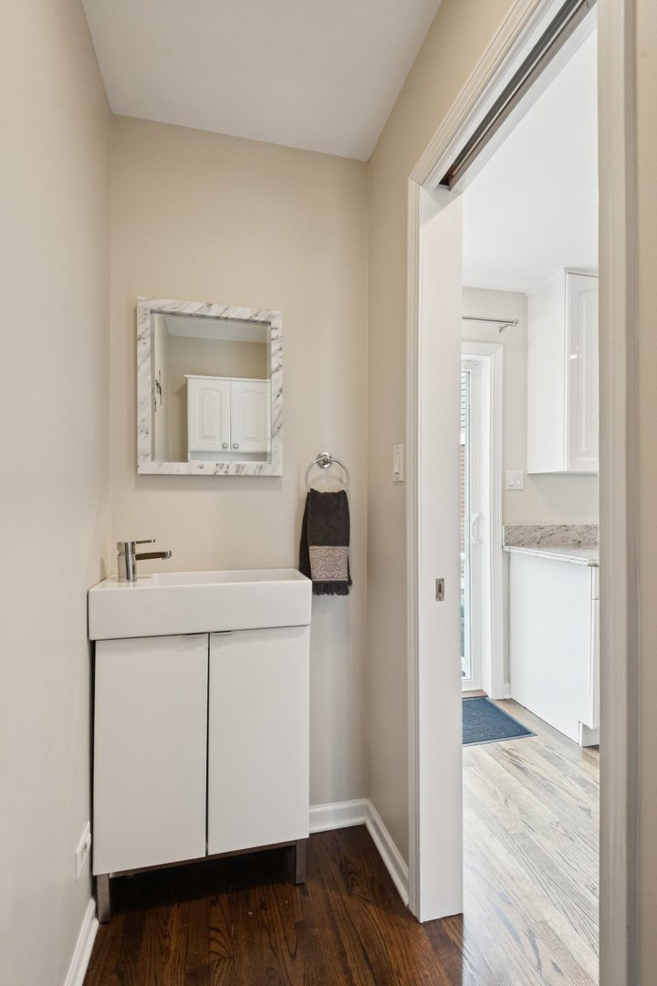 3315 North Racine Avenue, Unit D Chicago, IL 60657 - Photo 12 of 40