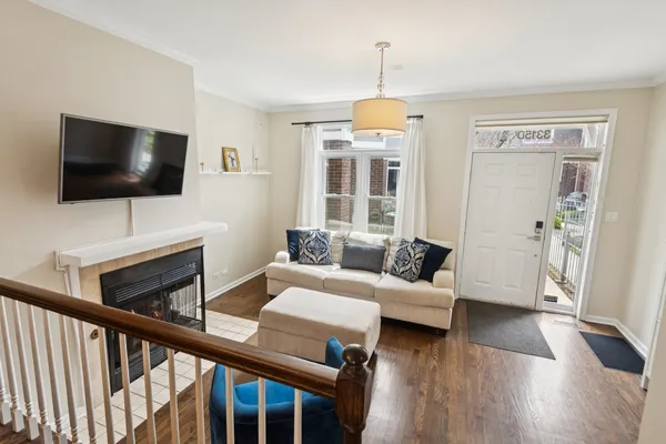 $720,000 | 3315 North Racine Avenue, Unit D, Chicago, IL 60657