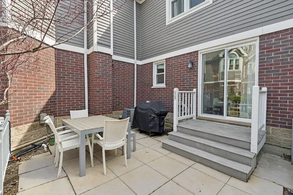 $720,000 | 3315 North Racine Avenue, Unit D, Chicago, IL 60657
