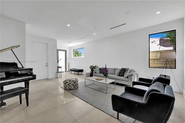 $7,450 | 3465 Southwest 3rd Avenue, Miami, FL 33145