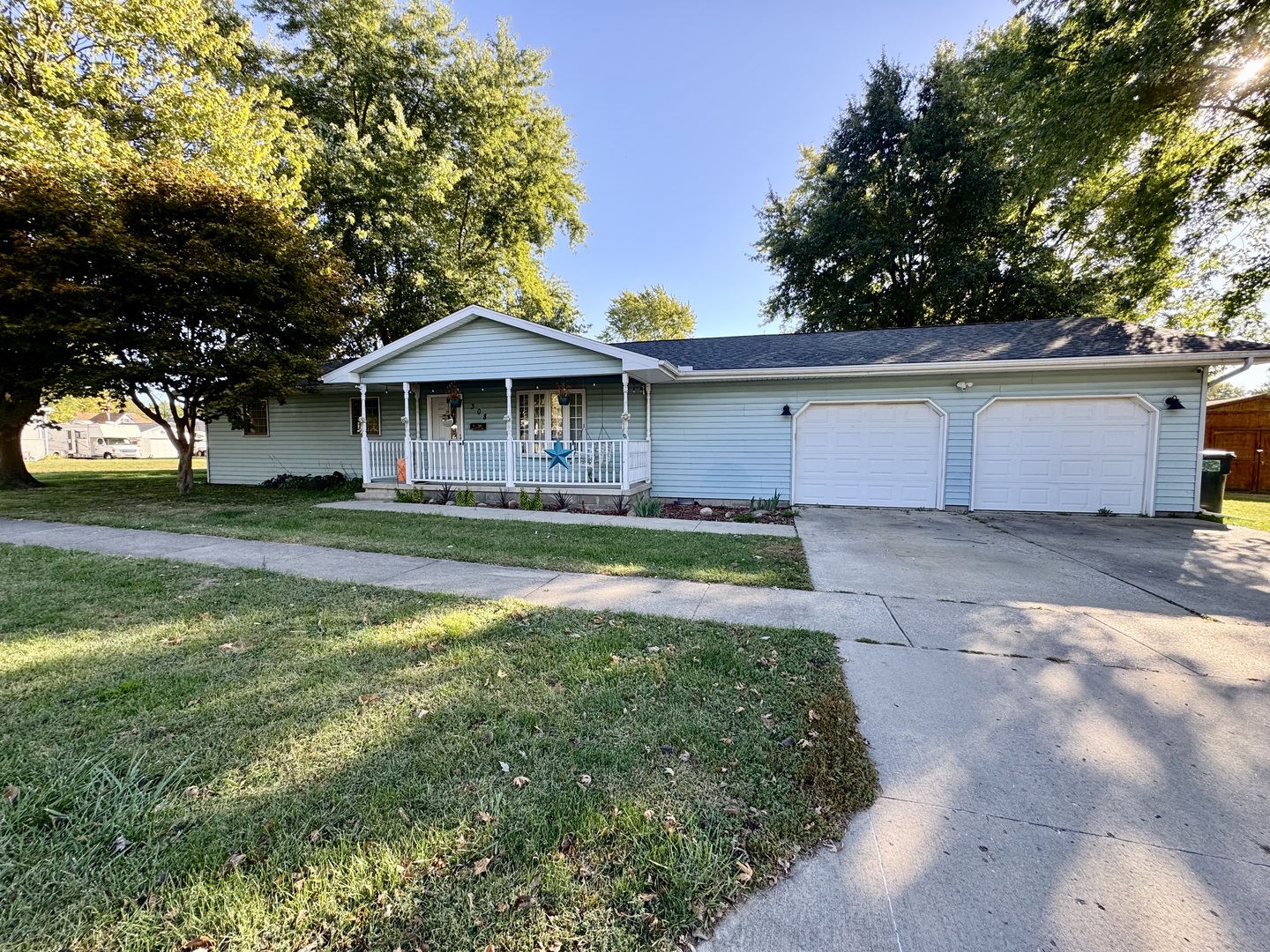 308 North Alexander Street Clinton, IL 61727 - Photo 1 of 20 a front view of a house with a yard
