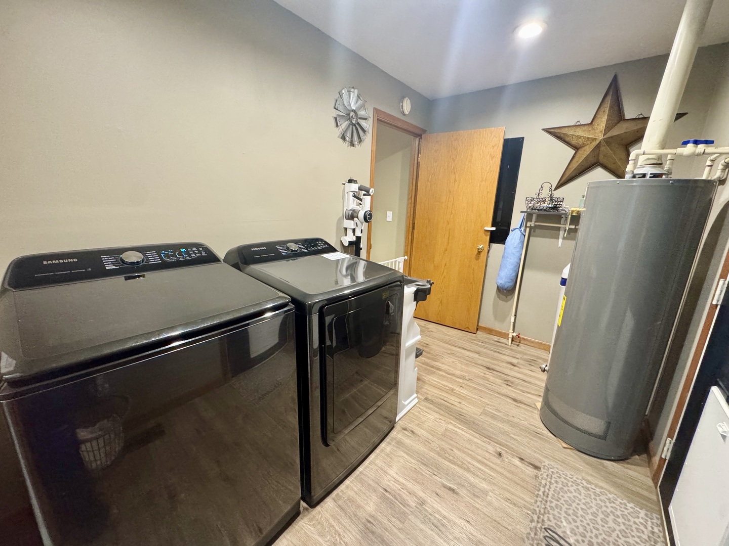 308 North Alexander Street Clinton, IL 61727 - Photo 14 of 20 a utility room with dryer and washer