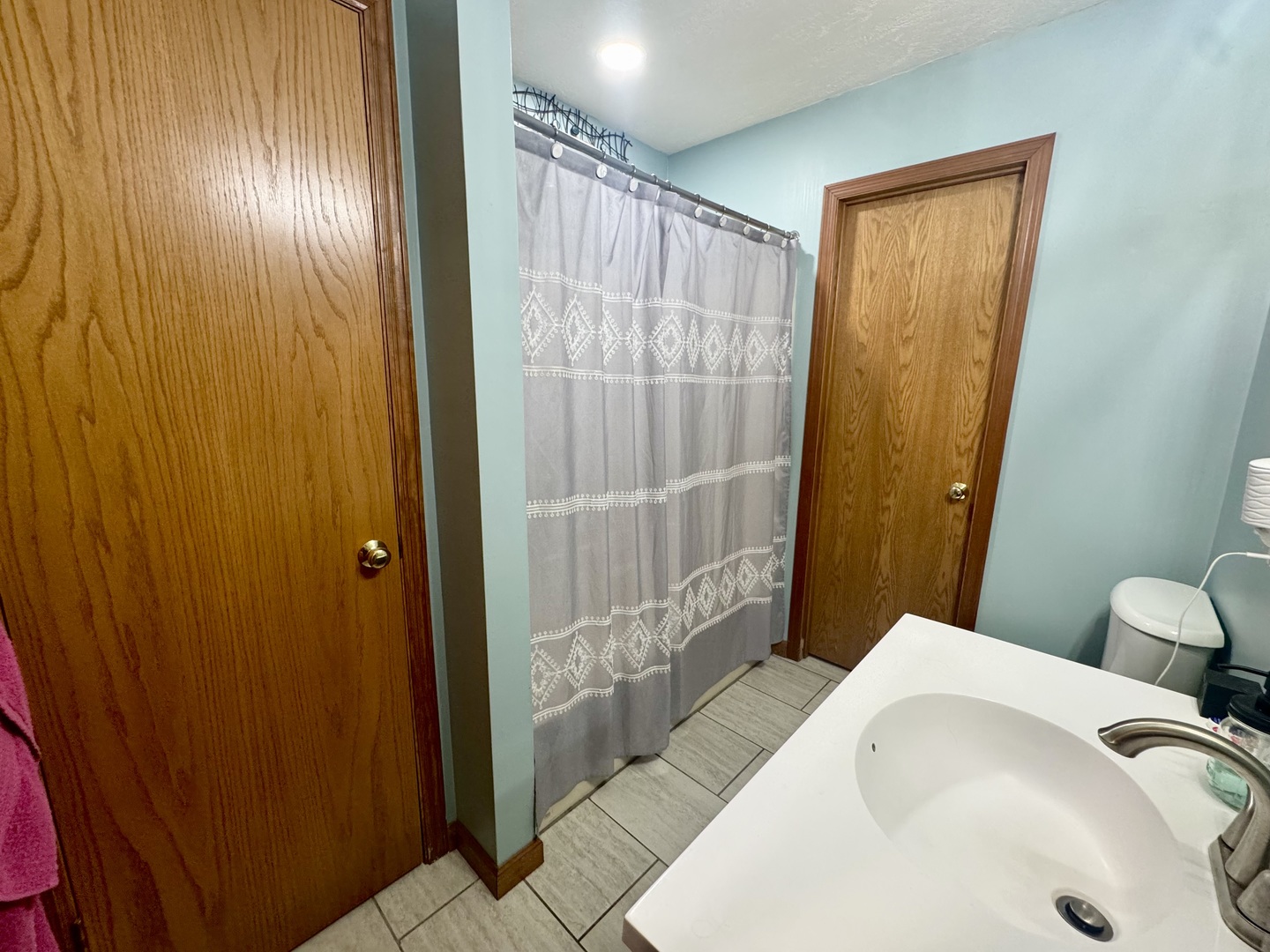 308 North Alexander Street Clinton, IL 61727 - Photo 16 of 20 a bathroom with a sink and a tub