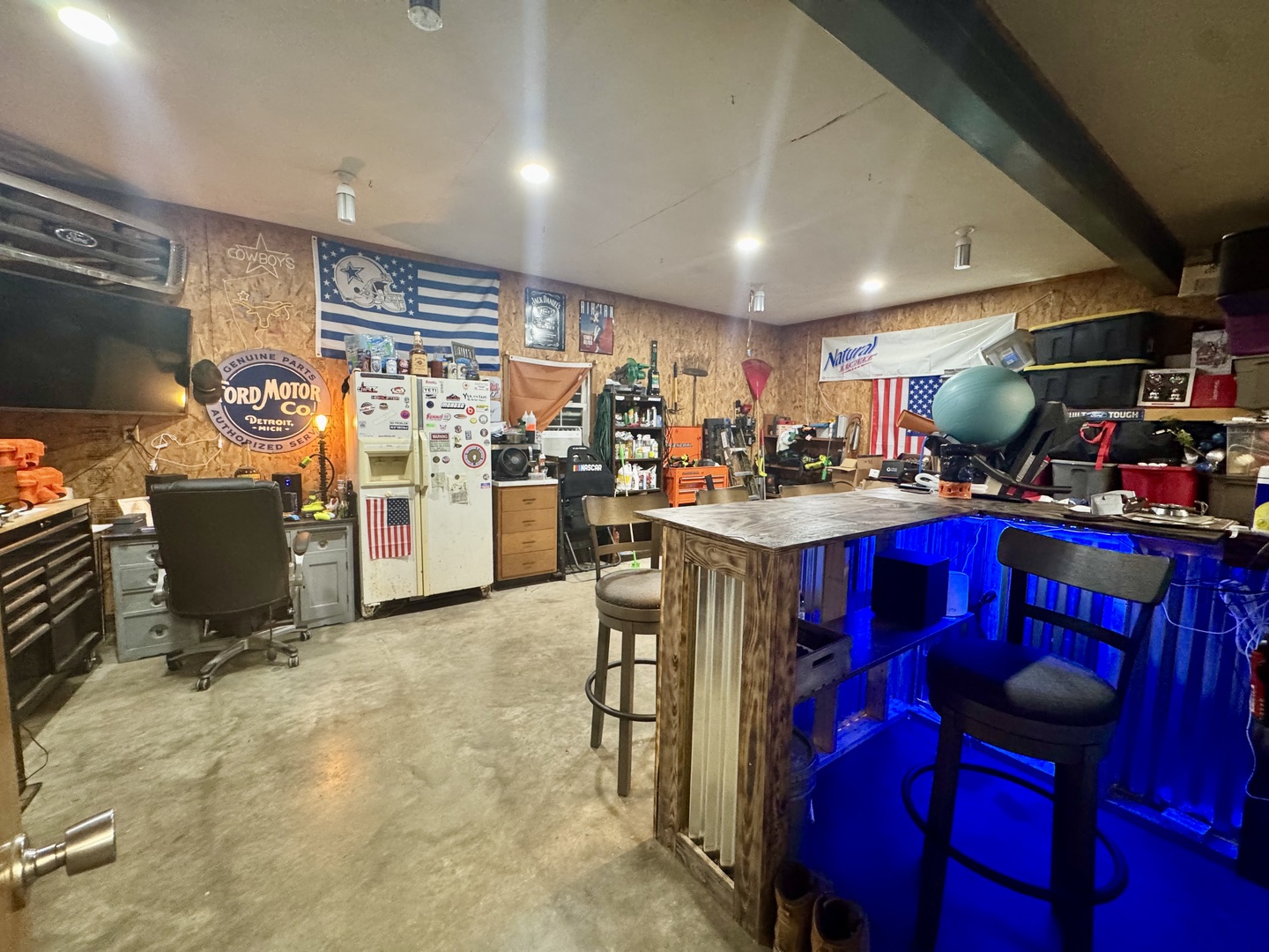 308 North Alexander Street Clinton, IL 61727 - Photo 4 of 20 a kitchen with lots of counter top space and appliances