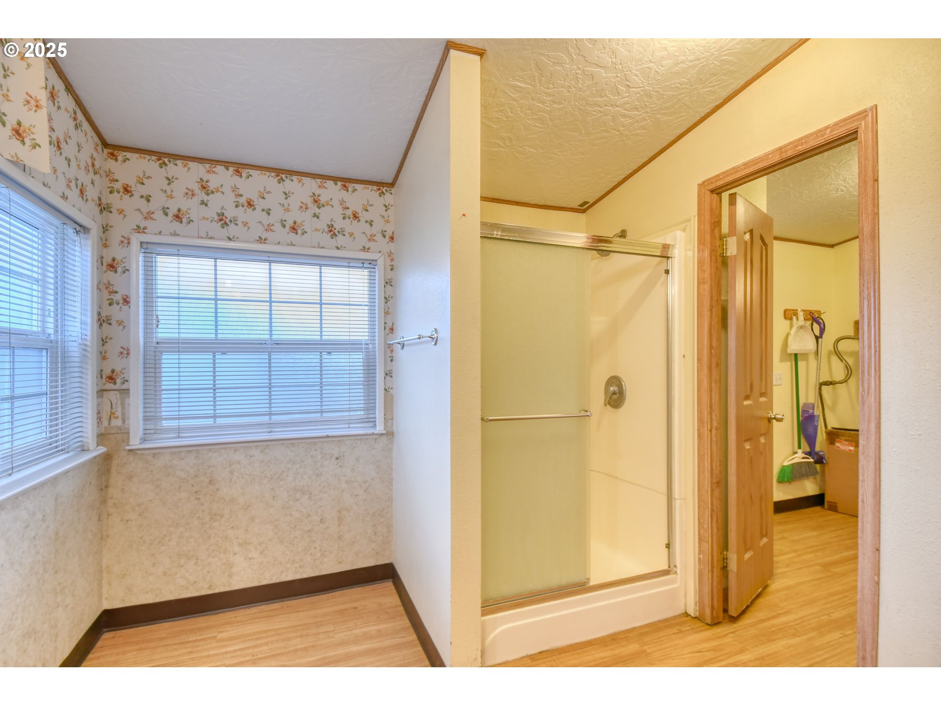 73306 Southeast 54th Street Pendleton, OR 97801 - Photo 13 of 39 a view of a bathroom with a shower