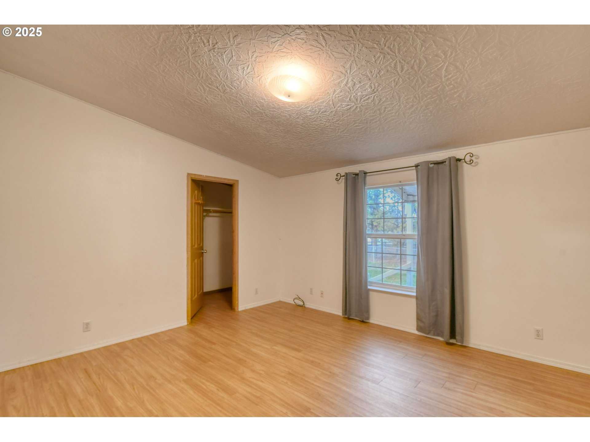 73306 Southeast 54th Street Pendleton, OR 97801 - Photo 17 of 39 a view of an empty room with wooden floor and a window