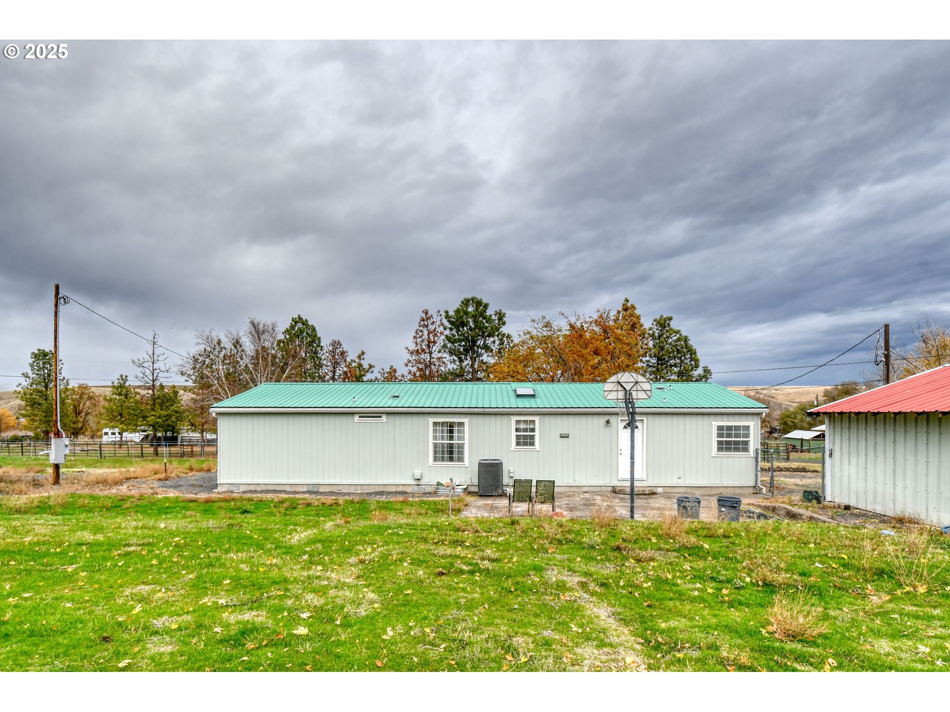 73306 Southeast 54th Street Pendleton, OR 97801 - Photo 25 of 39 a view of a backyard