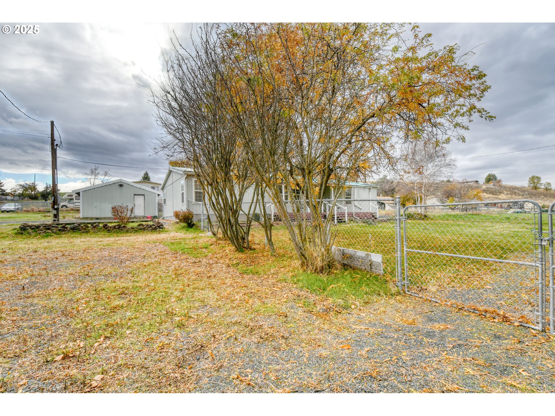 73306 Southeast 54th Street Pendleton, OR 97801 - Photo 39 of 39 a backyard of a house