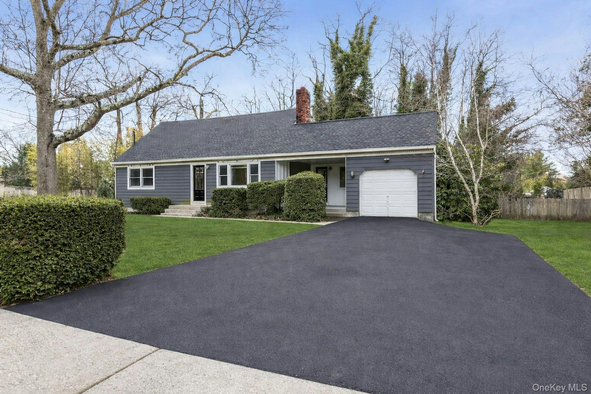 76 Maple Street Bayport, NY 11705 - Photo 3 of 38 Driveway is photoshopped